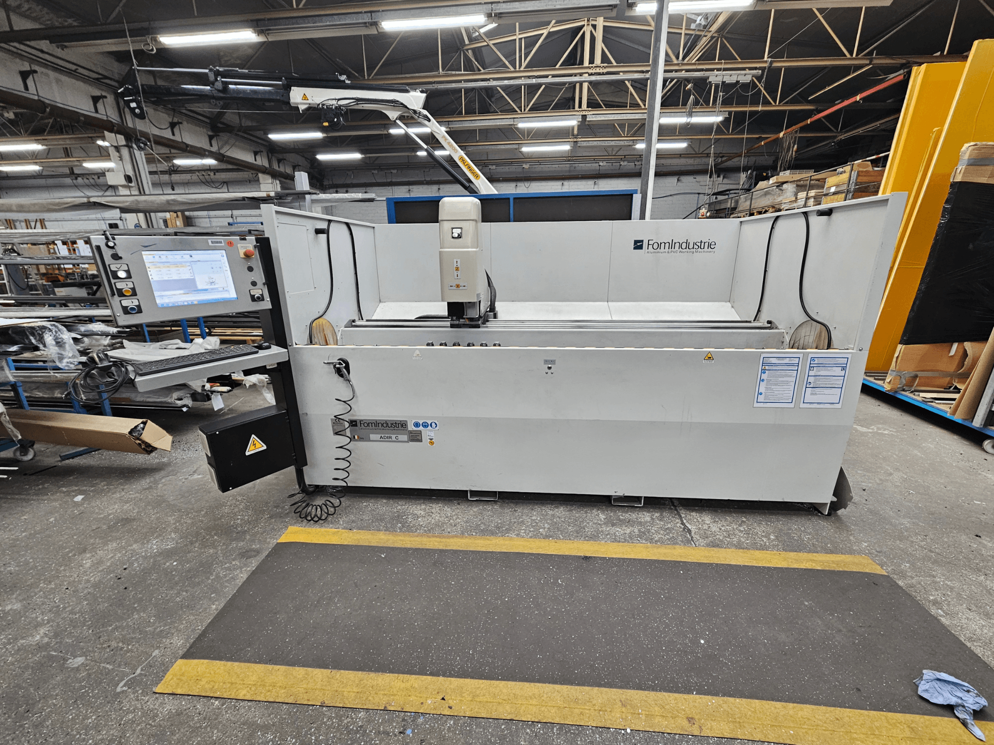 FomIndustrie ADIR C verticaal bewerkingscentrum in een werkplaats, vooraanzicht met bedieningspaneel en machinedetails.