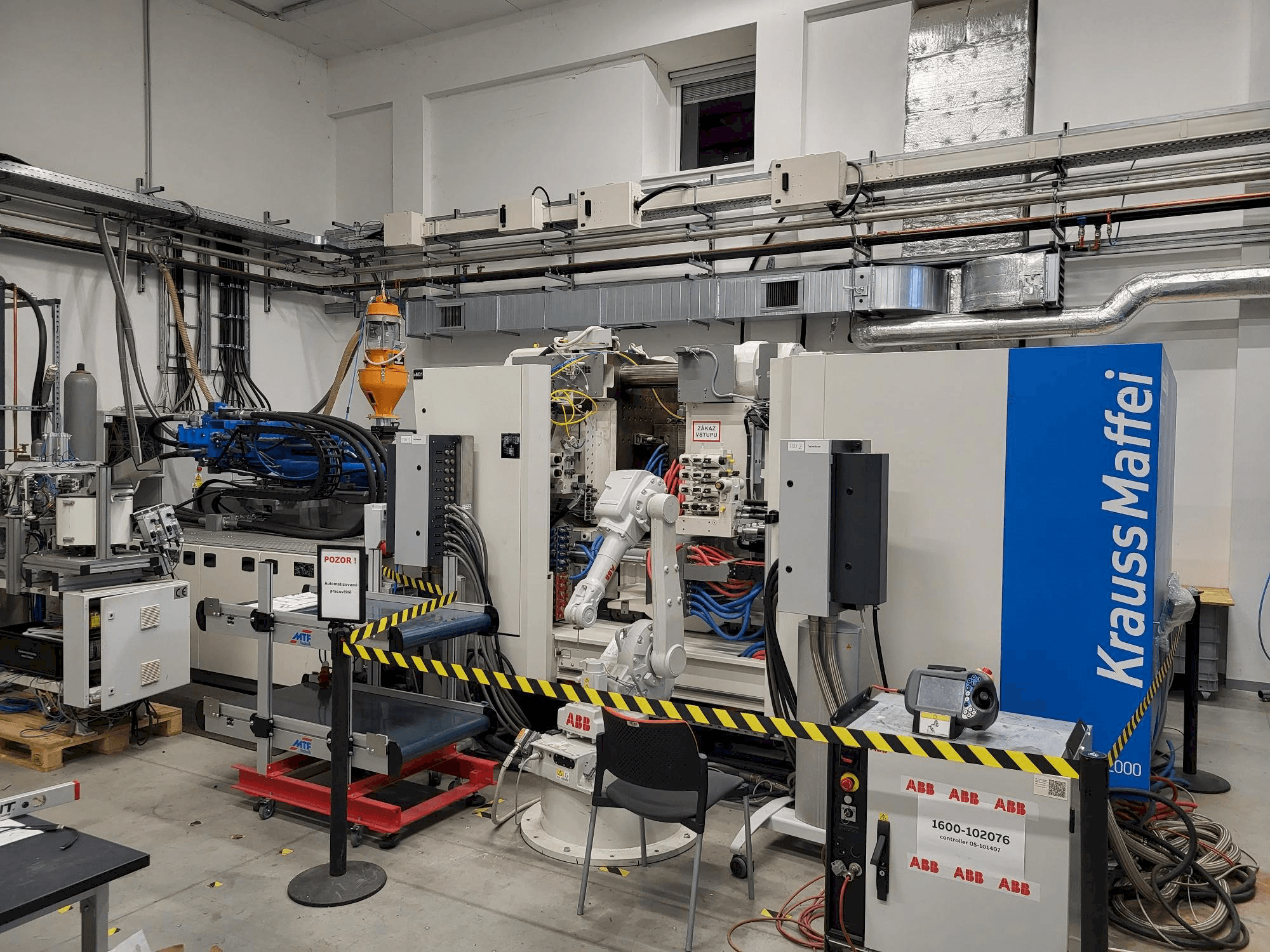 Vooraanzicht van Krauss Maffei GX 451-2000 machine