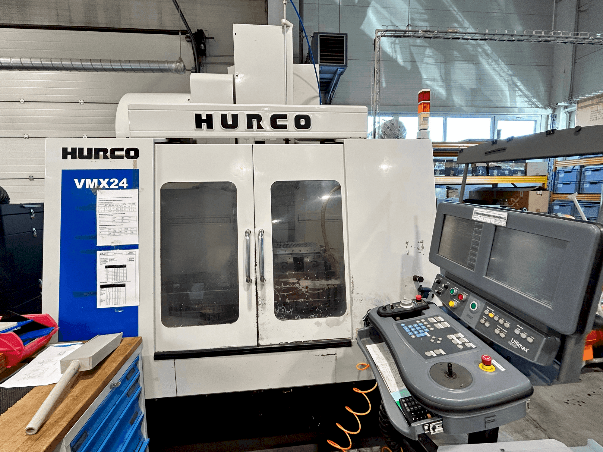 Vooraanzicht van Hurco VMX24 machine