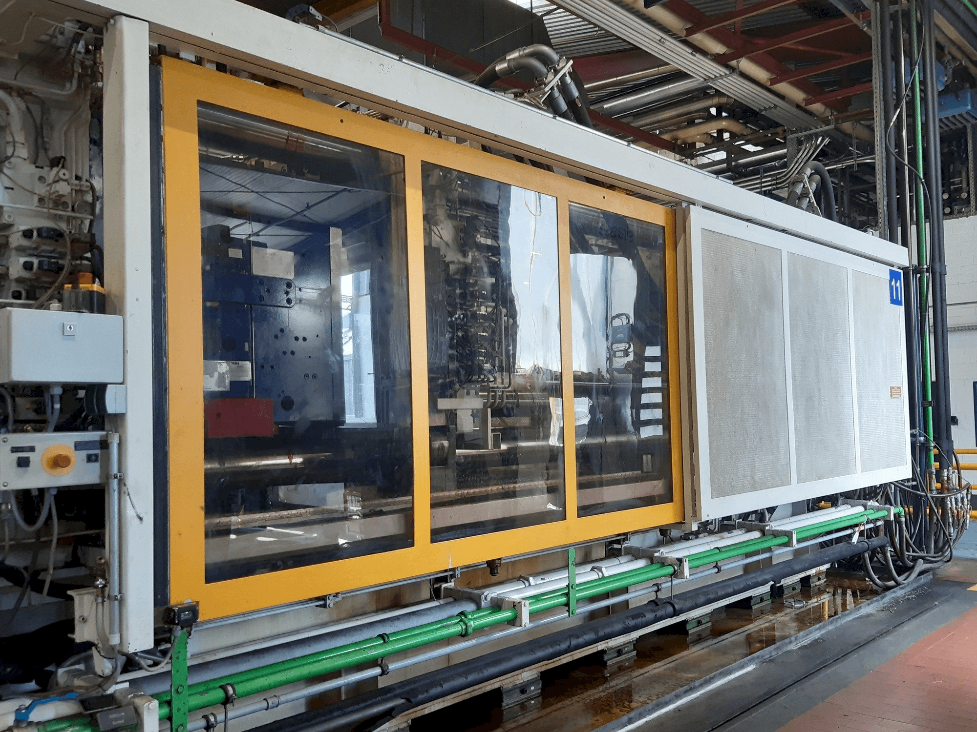 Vooraanzicht van Krauss Maffei 1300-8000 M machine