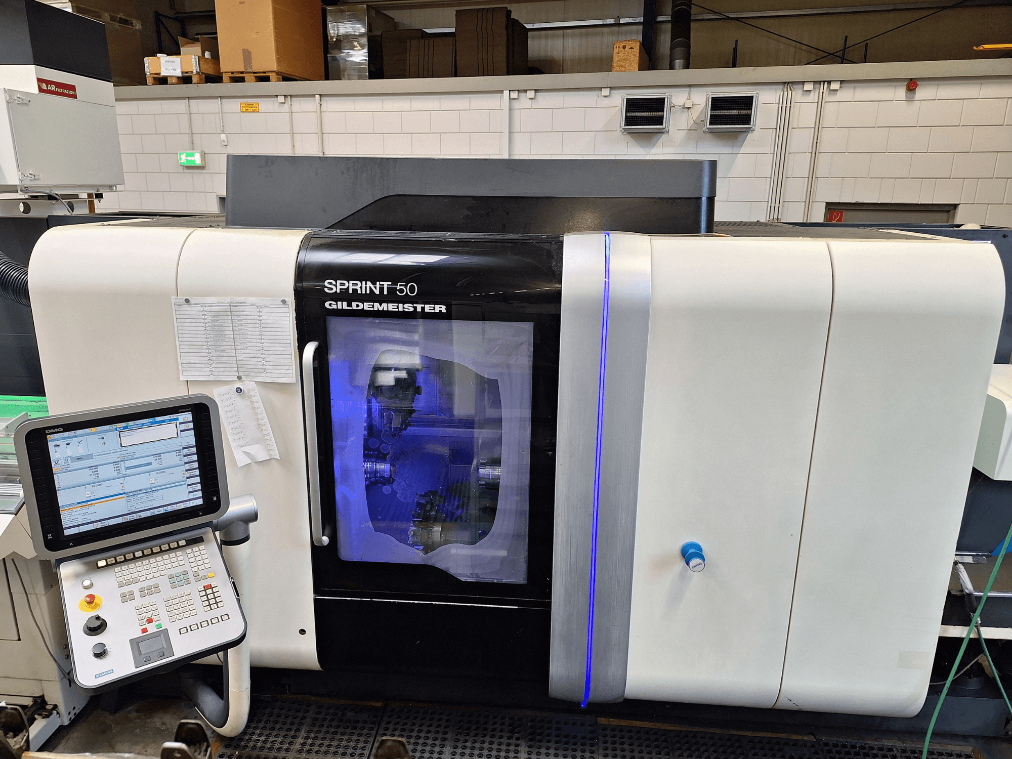 DMG Sprint 50 2T horizontale draaimachine, vooraanzicht, met bedieningspaneel en transparante behuizing waarin de machines binnenin te zien zijn.