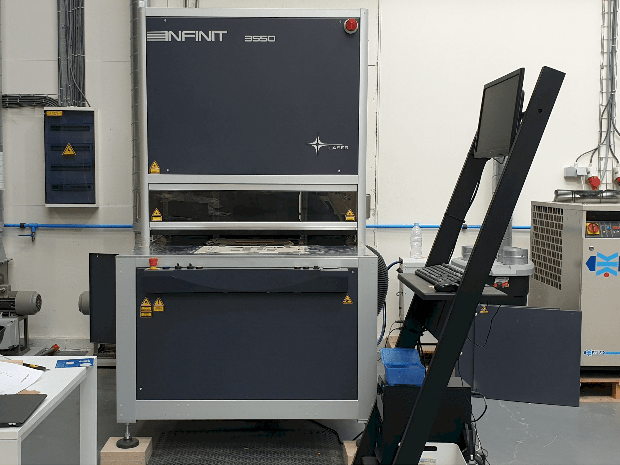 Vooraanzicht van SEI Laser INFINITY 3550 machine