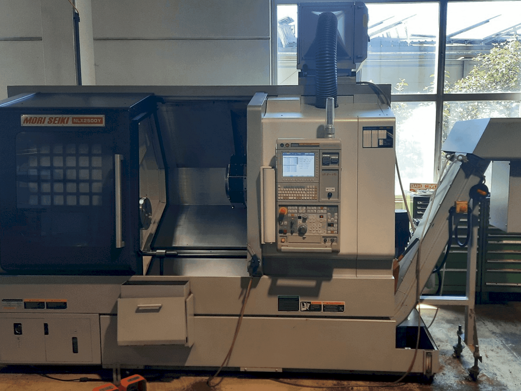 Vooraanzicht van DMG Mori Seiki NLX2500Y 700 machine