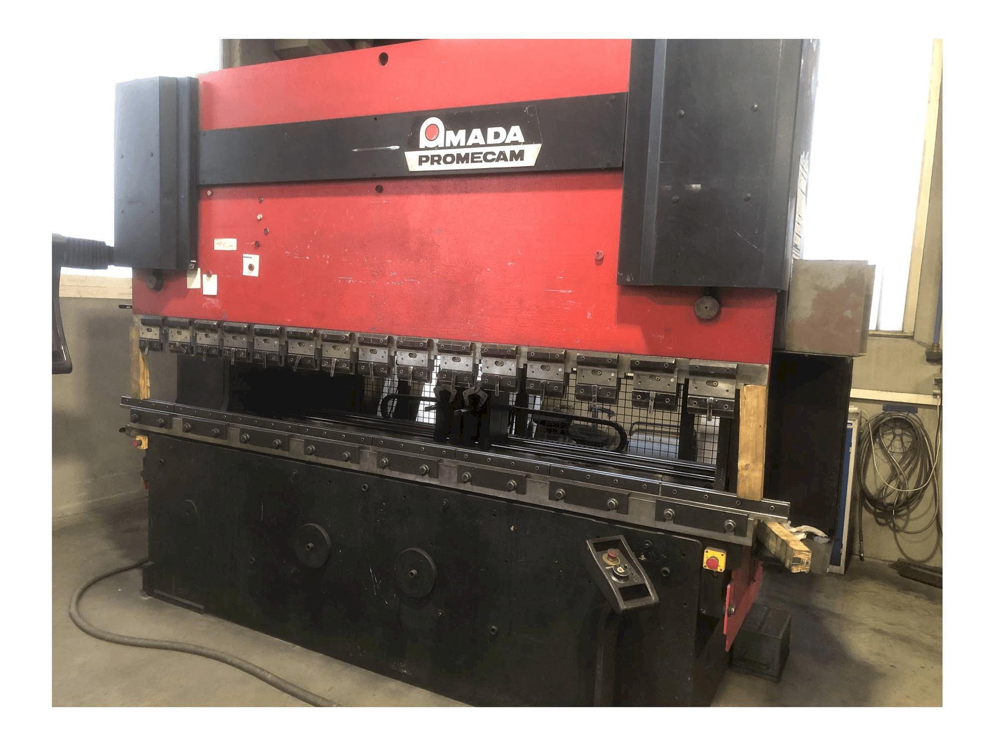 Vooraanzicht van AMADA HFB 125 machine