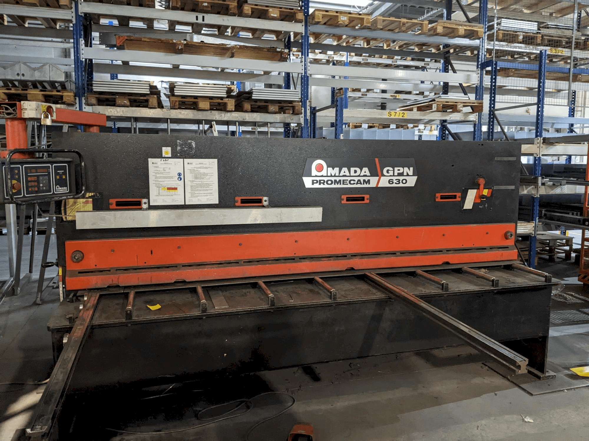 Vooraanzicht van AMADA Promecam Gpn 630 machine