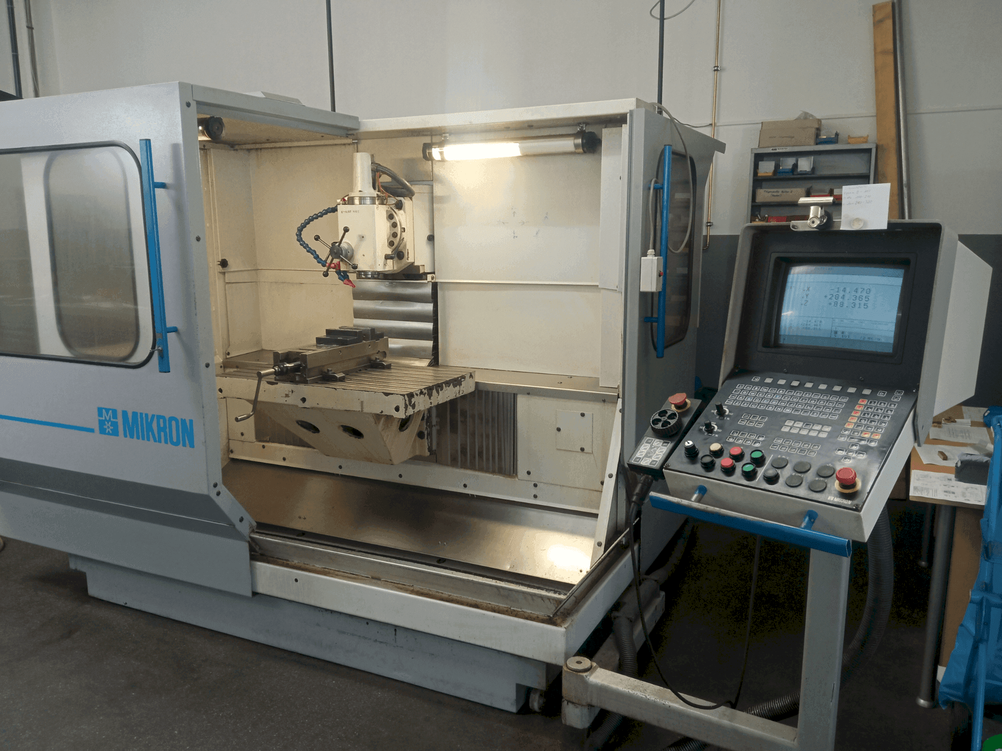 Vooraanzicht van MIKRON UM 600 machine