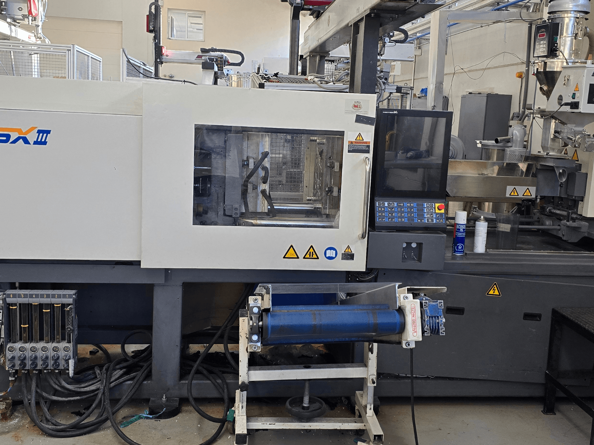 SHIBAURA EC130SXIII-4A elektrische spuitgietmachine, vooraanzicht, met het bedieningspaneel en de hydraulische onderdelen.