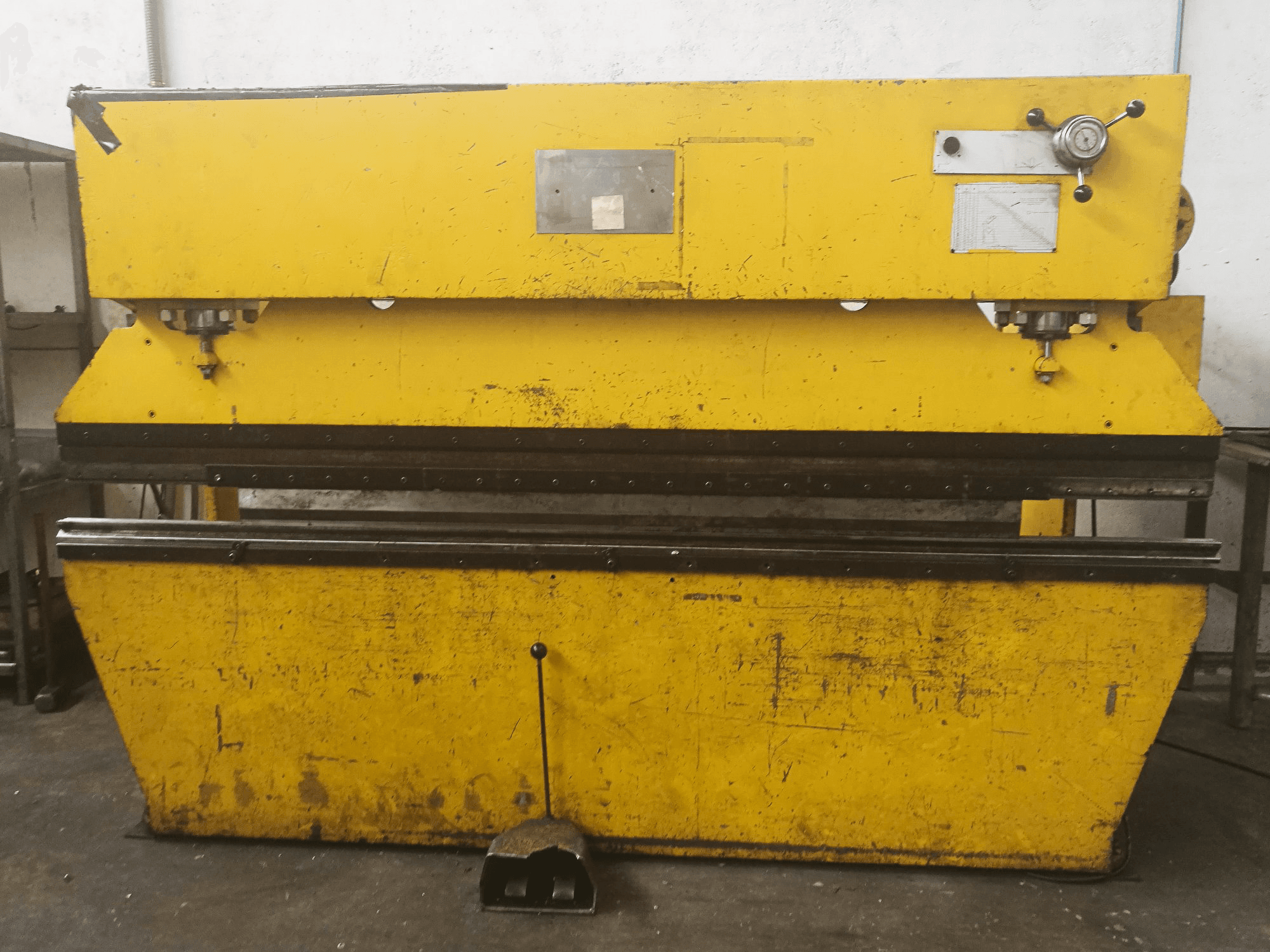 Vooraanzicht van Ajial 75 Tn machine