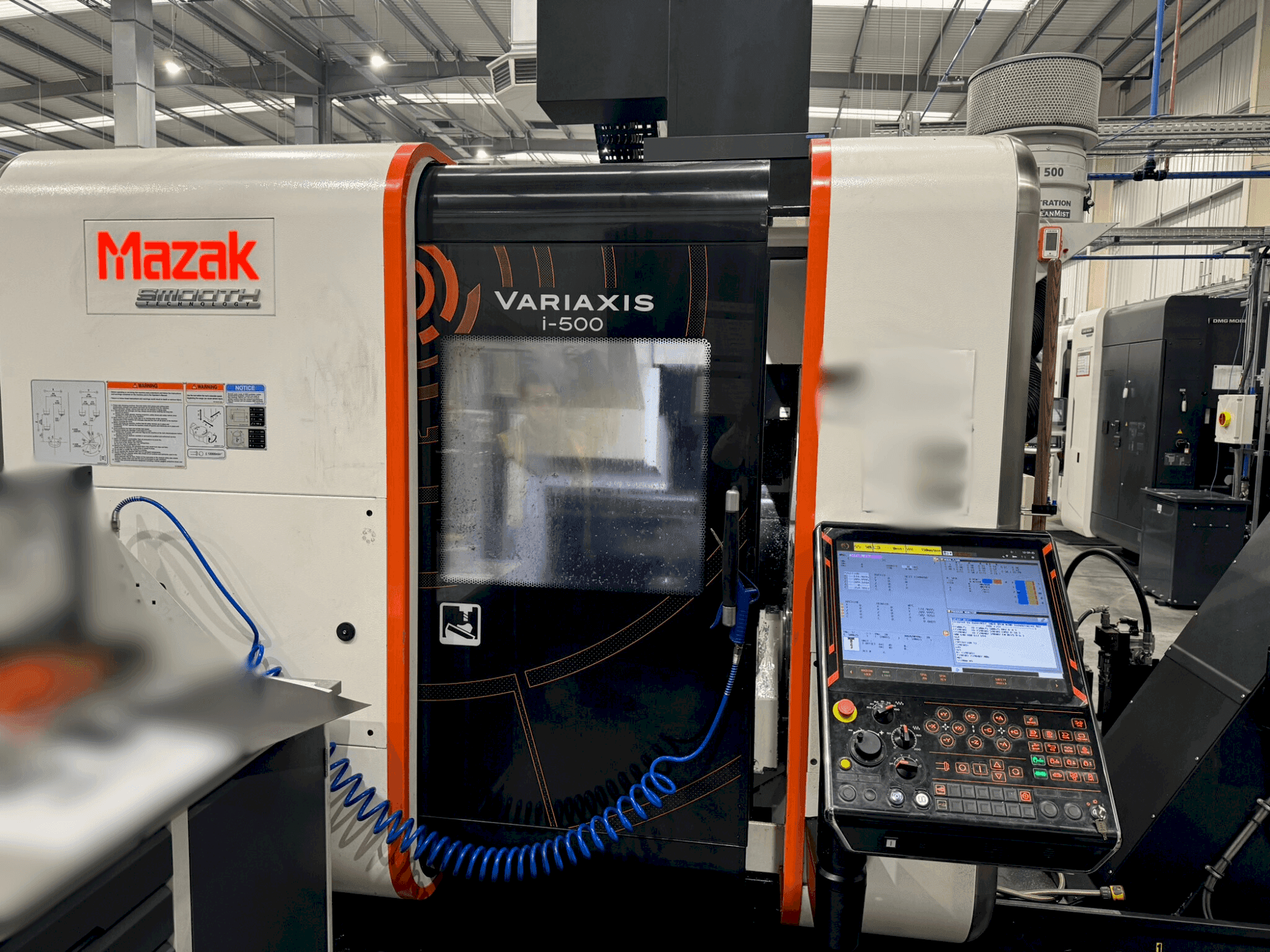 Vooraanzicht van Mazak Variaxis i-500 machine