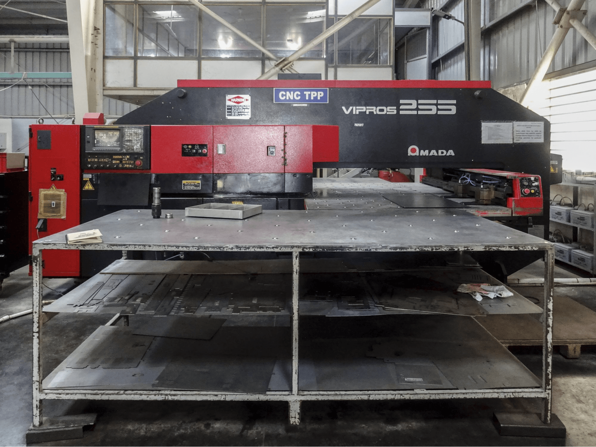 Vooraanzicht van AMADA Vipros 255 machine