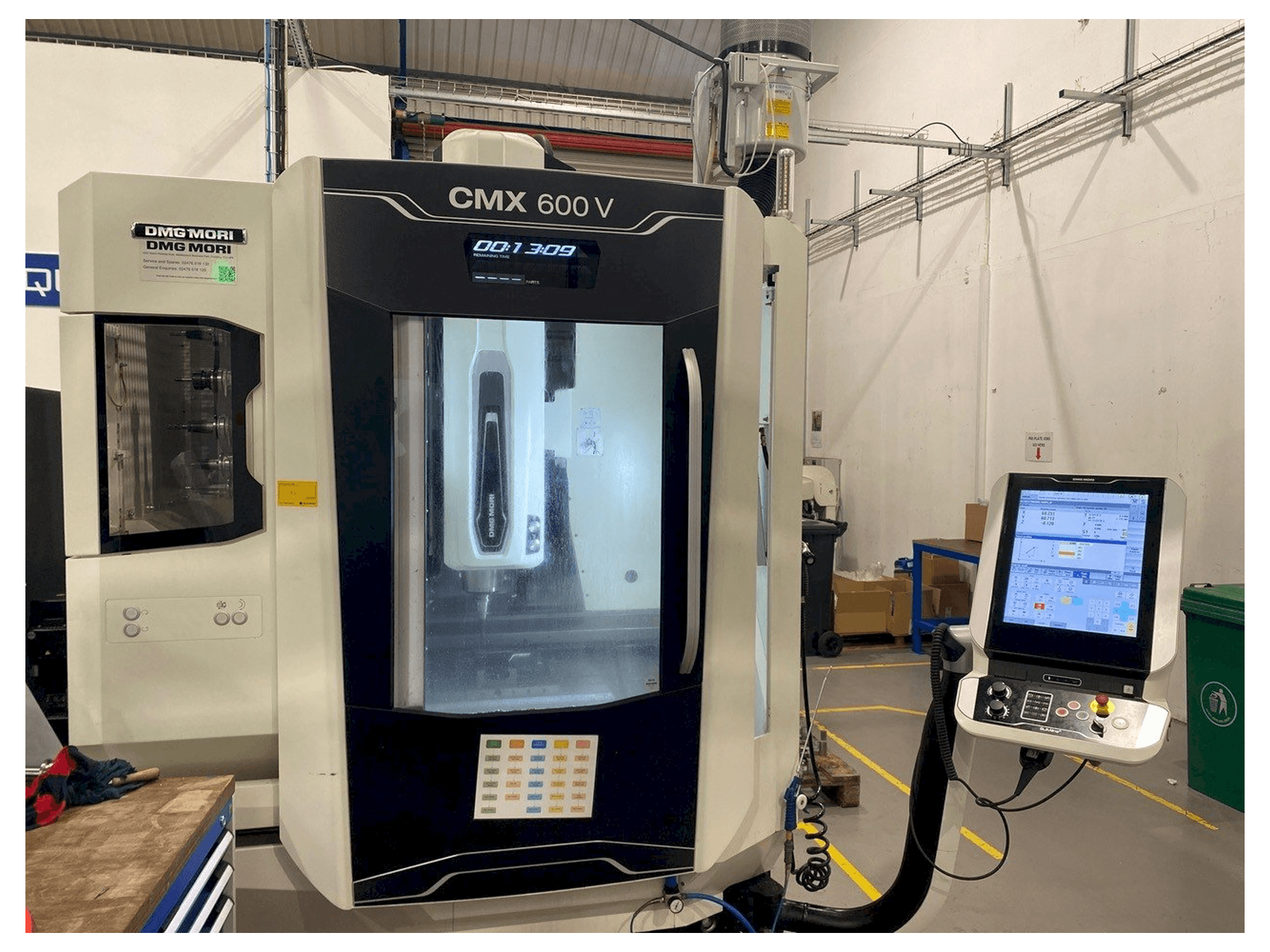 Vooraanzicht van DMG CMX 600 V machine