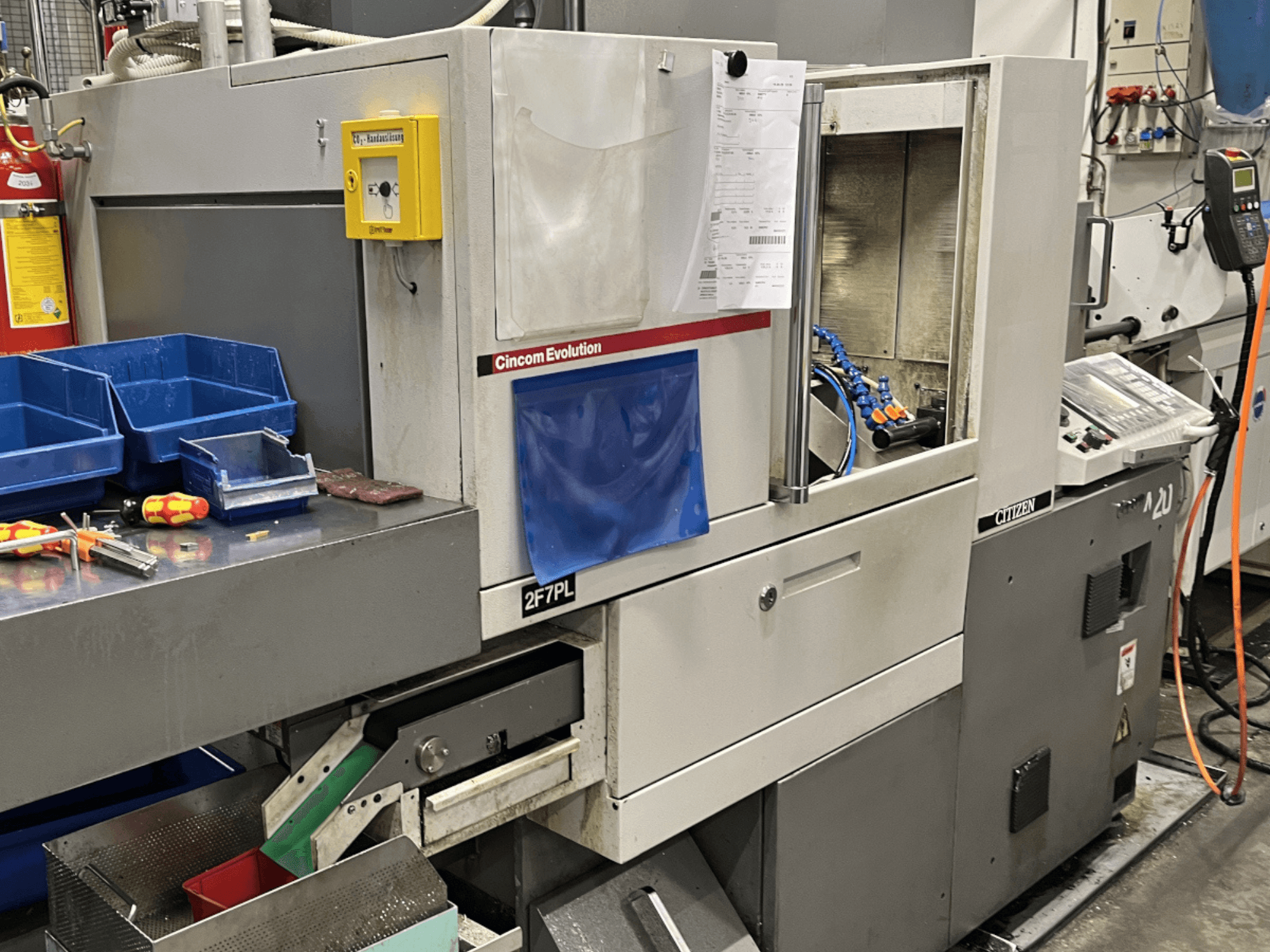 Cincom Evolution 2F7PL bewerkingscentrum, vooraanzicht; voorzien van bedieningselementen, gereedschapsbakken en een gedetailleerd bedieningspaneel.