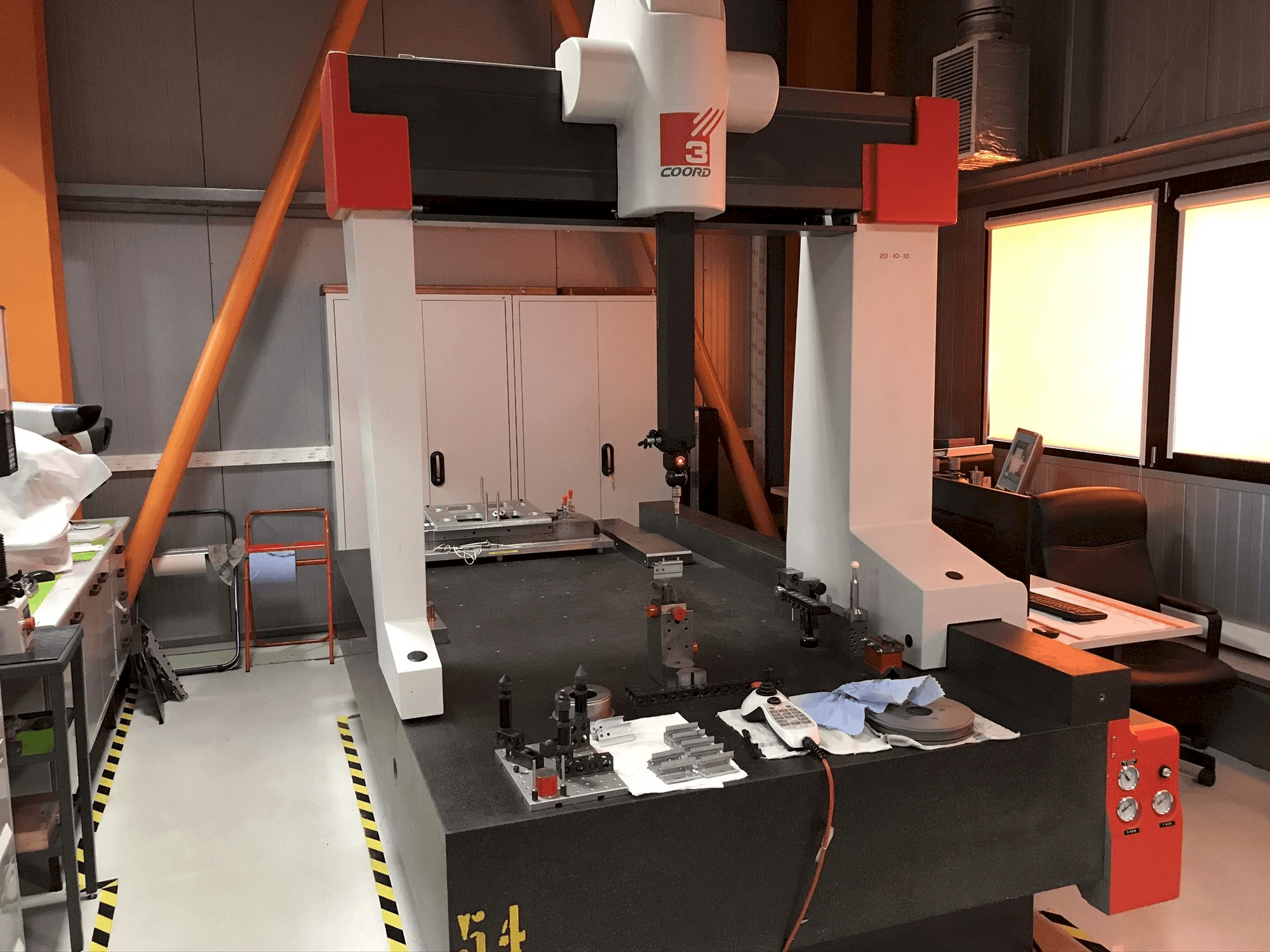 Vooraanzicht van Coord3 MC16 20-10-10 machine