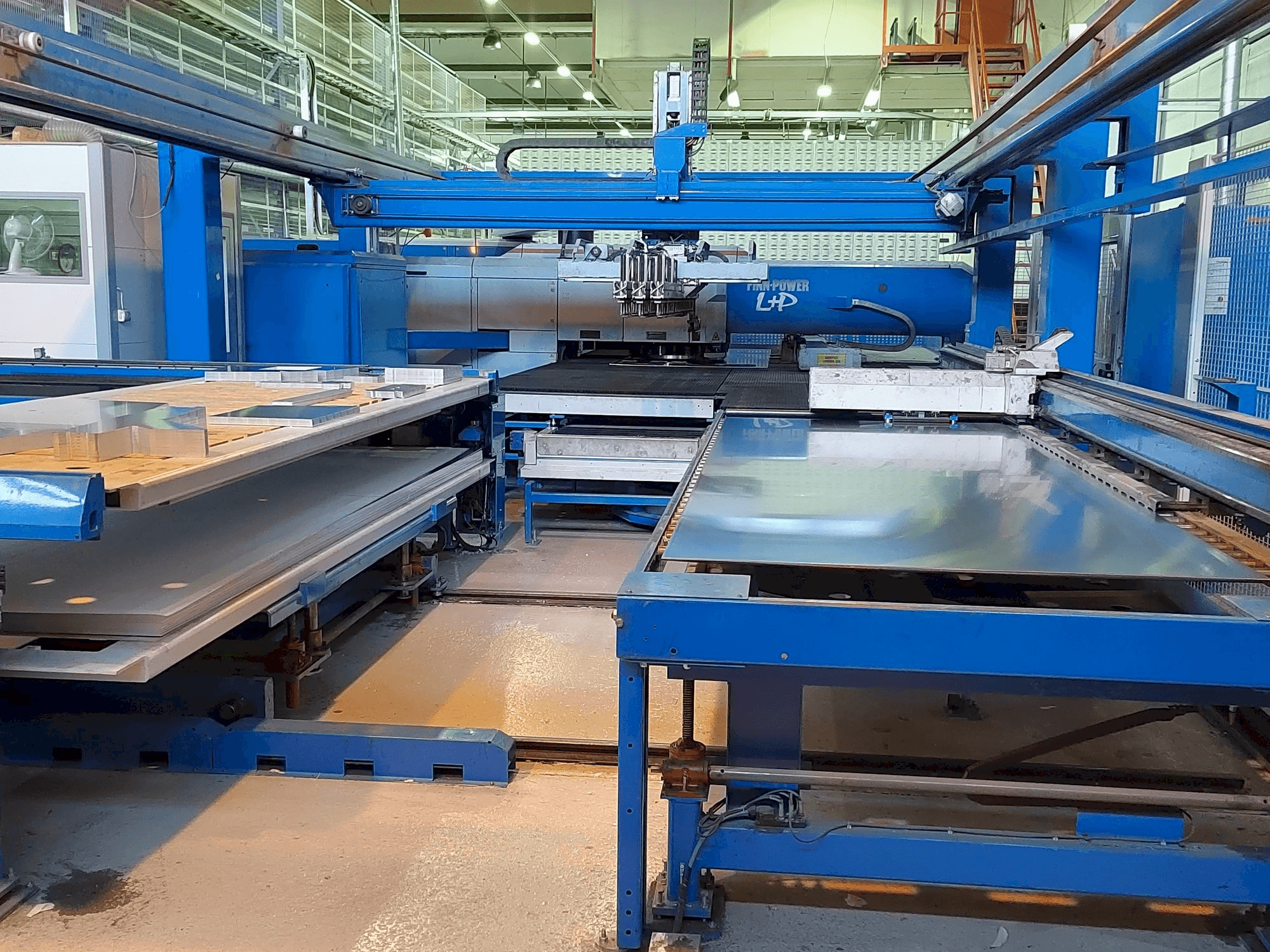 Vooraanzicht van Finn-Power LP 64 SRIUV machine
