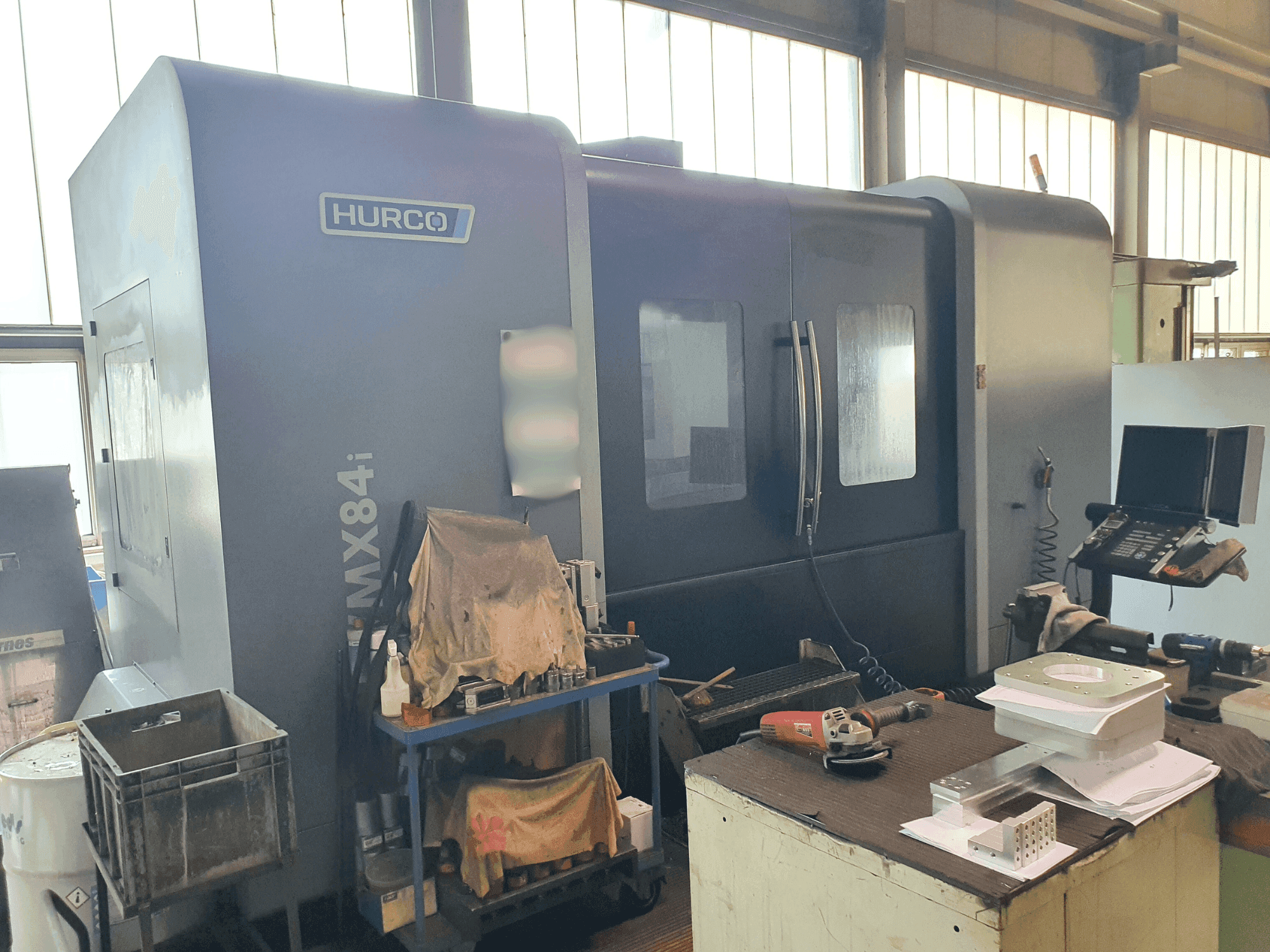 Vooraanzicht van Hurco VMX 84i machine