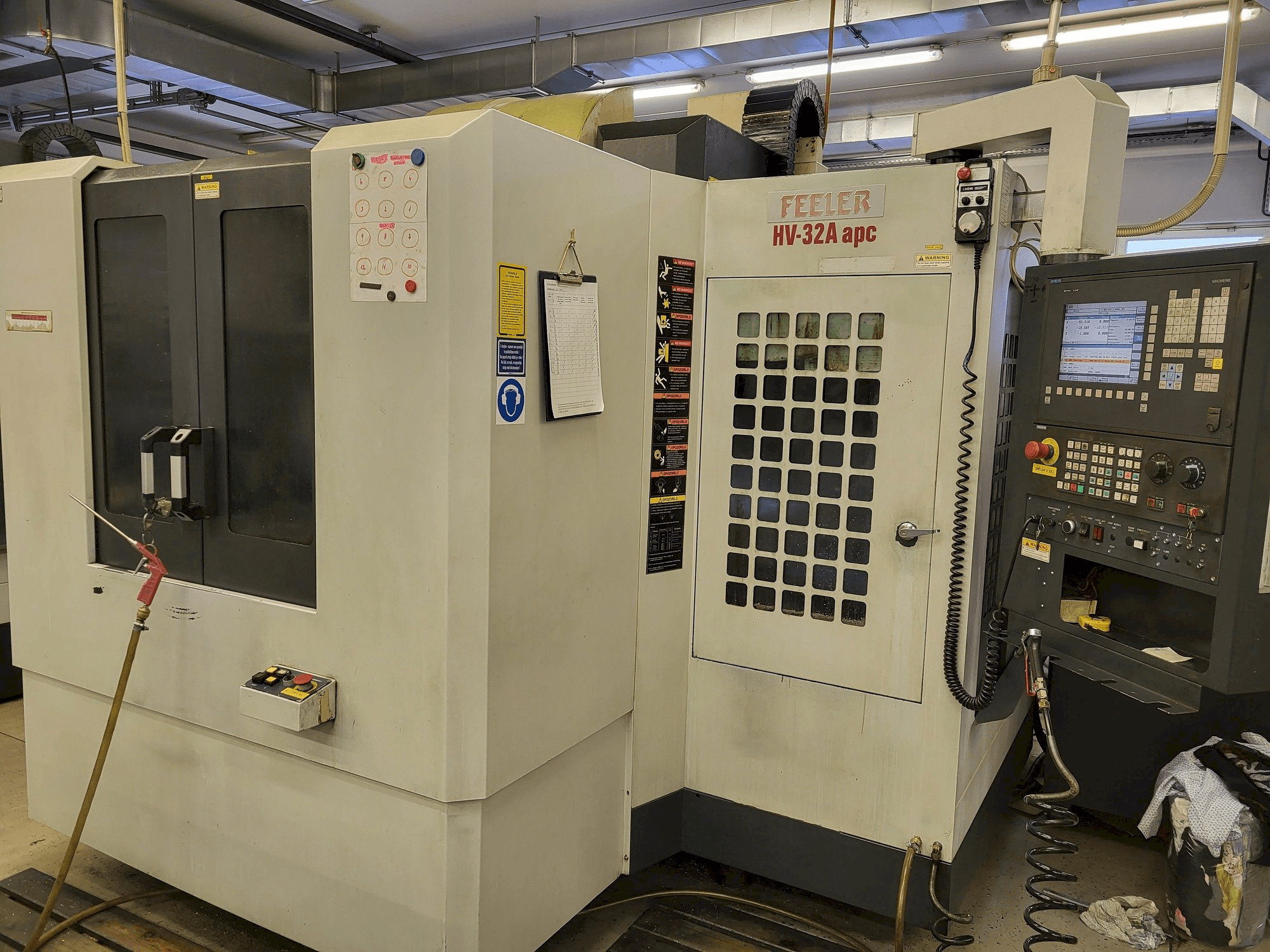Vooraanzicht van Feeler HV-32A-APC machine