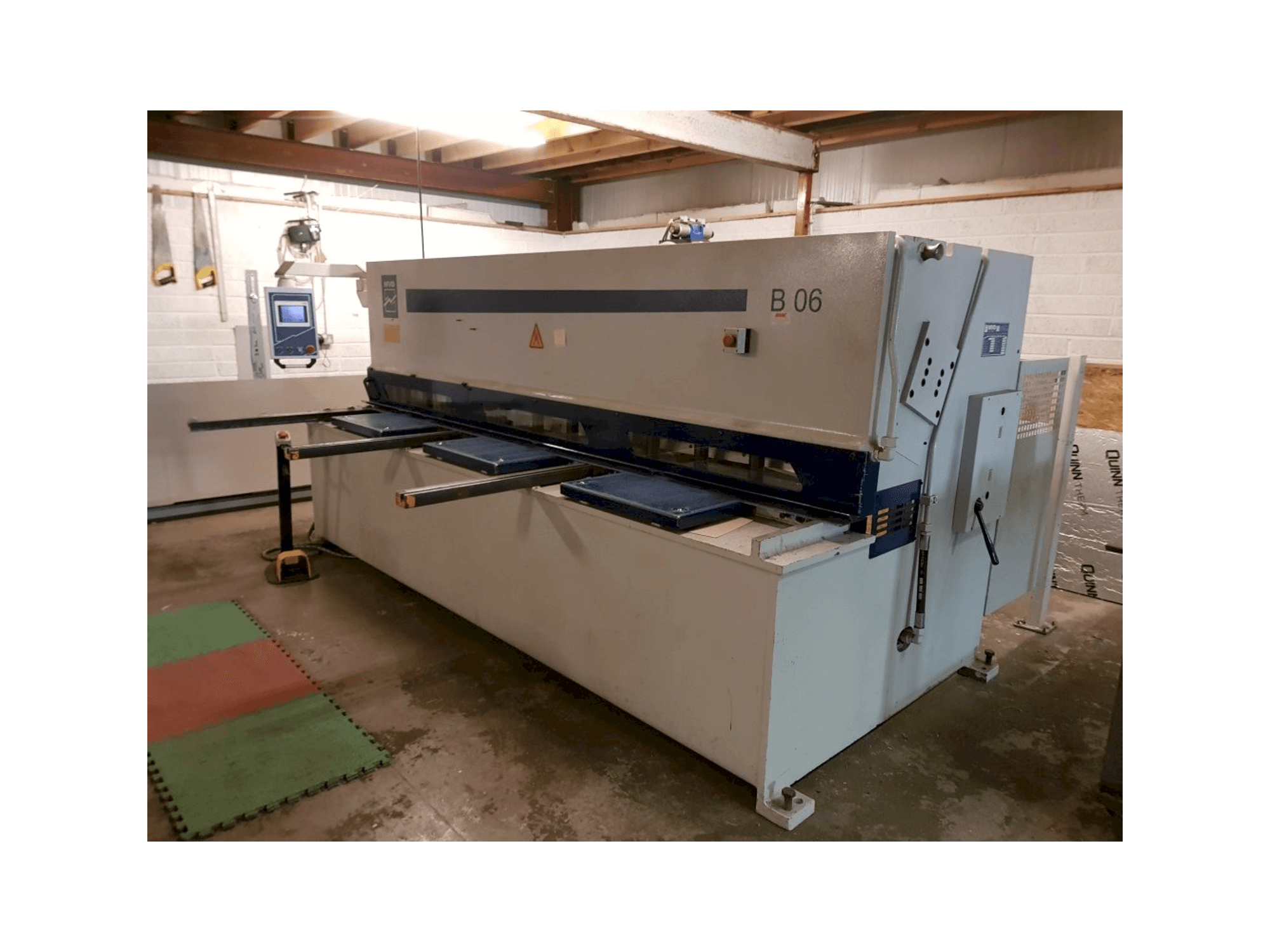 Vooraanzicht van MVD B 06-3100 machine