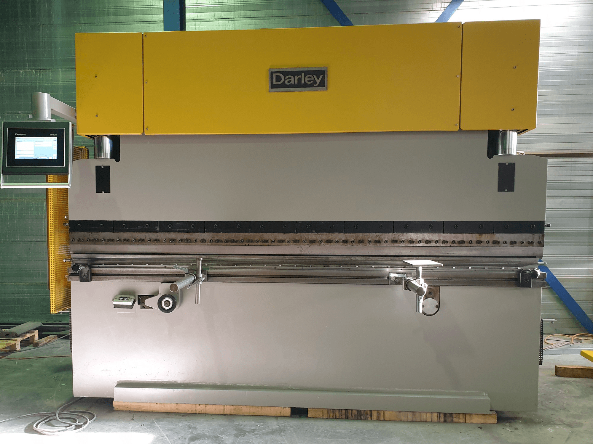 Vooraanzicht van Darley EHP 80 31/25 machine