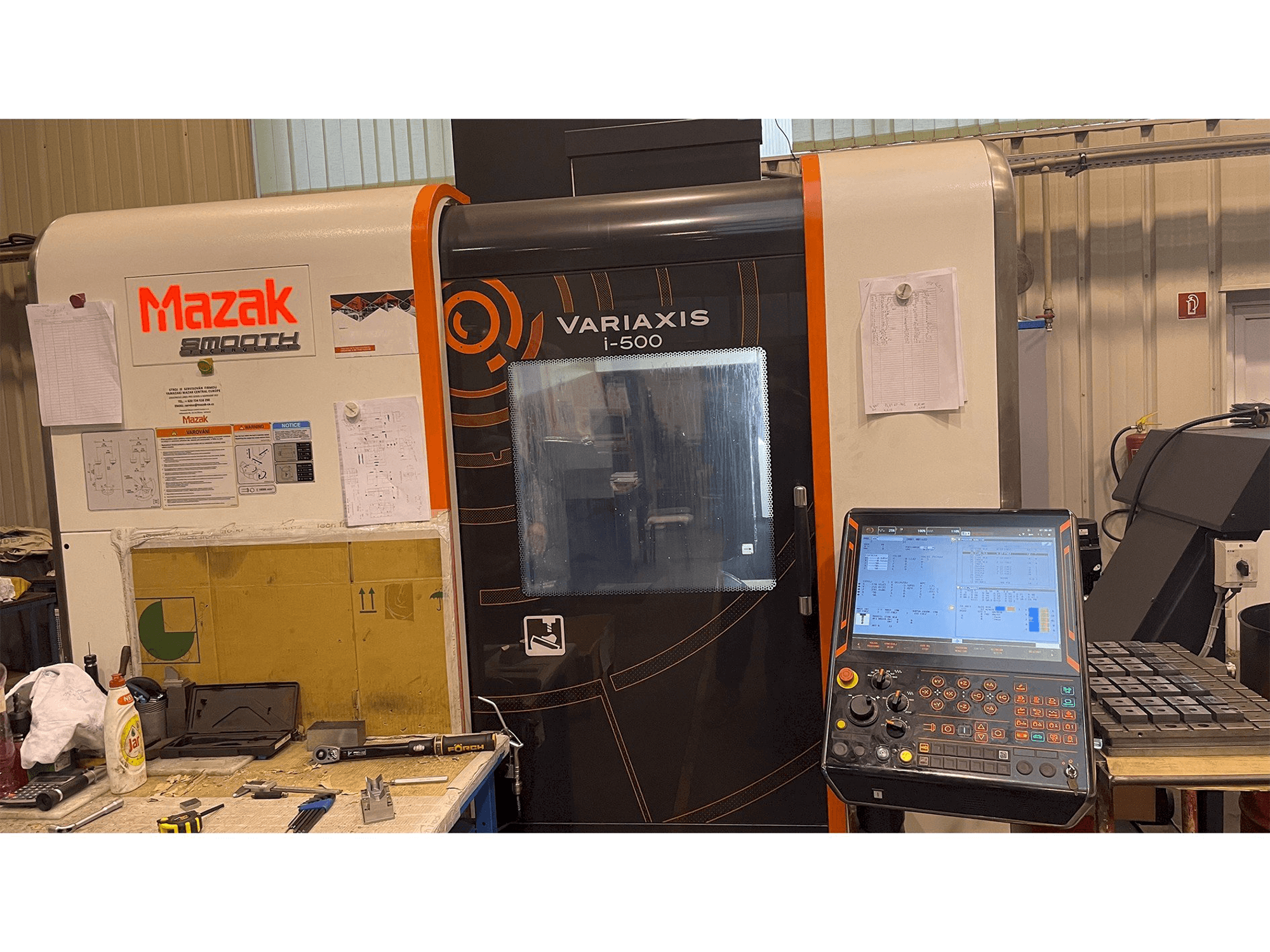 Vooraanzicht van Mazak Variaxis i-500 machine