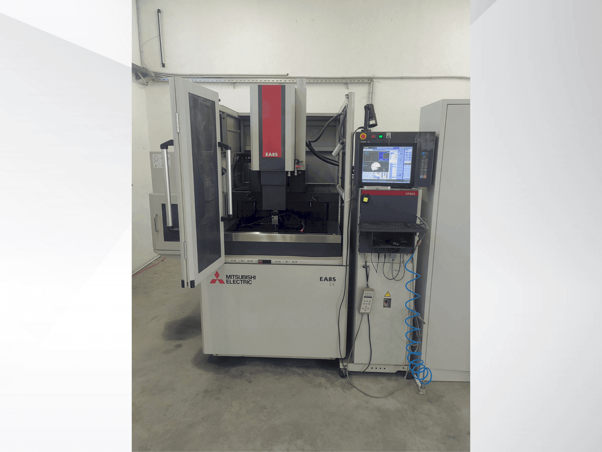 Vooraanzicht van Mitsubishi Electric EA8S machine