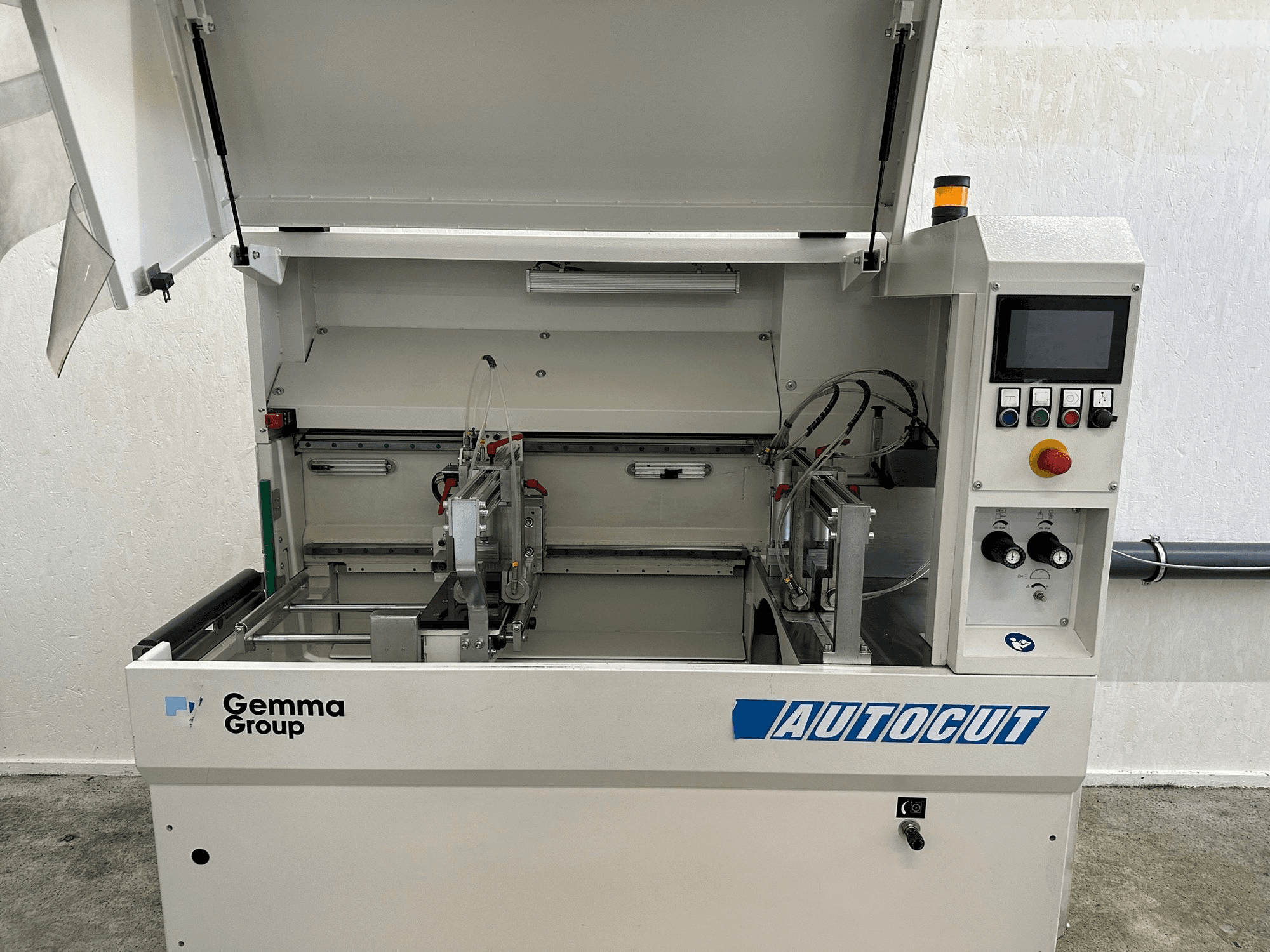 Vooraanzicht van Autocut 550 machine