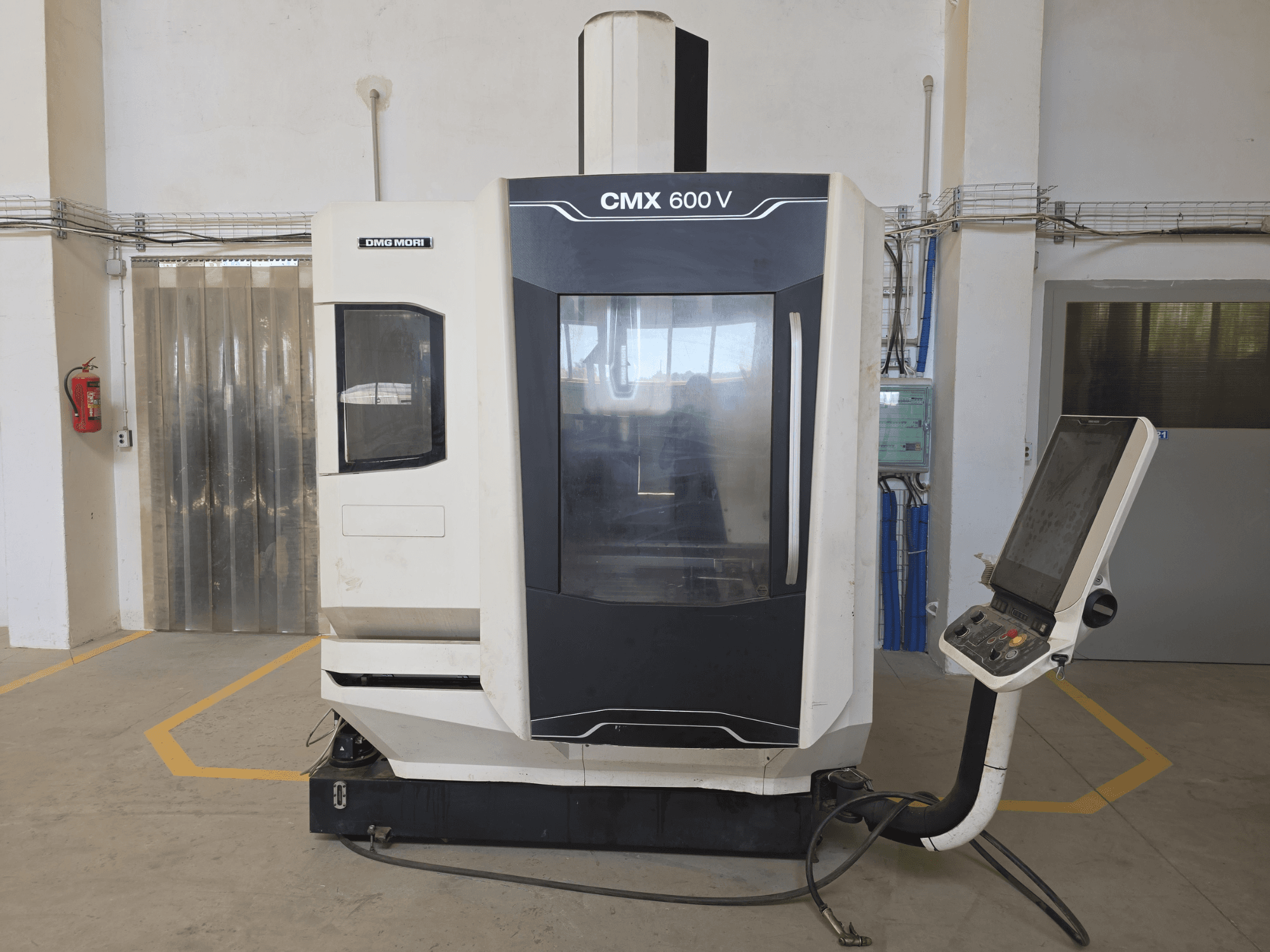 DMG MORI CMX 600 V verticaal bewerkingscentrum, vooraanzicht, met het bedieningspaneel en het grote transparante venster.