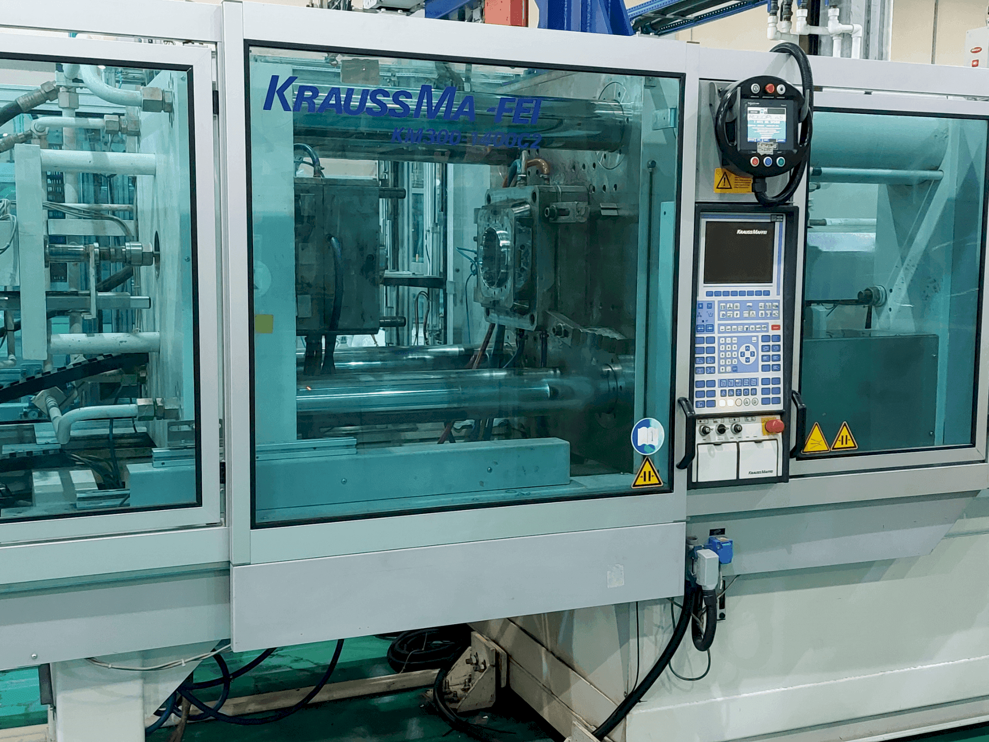 Vooraanzicht van Krauss Maffei 300 – 1400 C2 machine