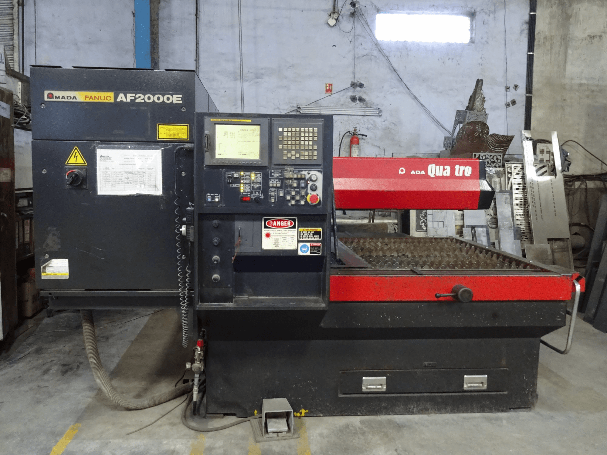 Vooraanzicht van AMADA Quattro AF2000E machine