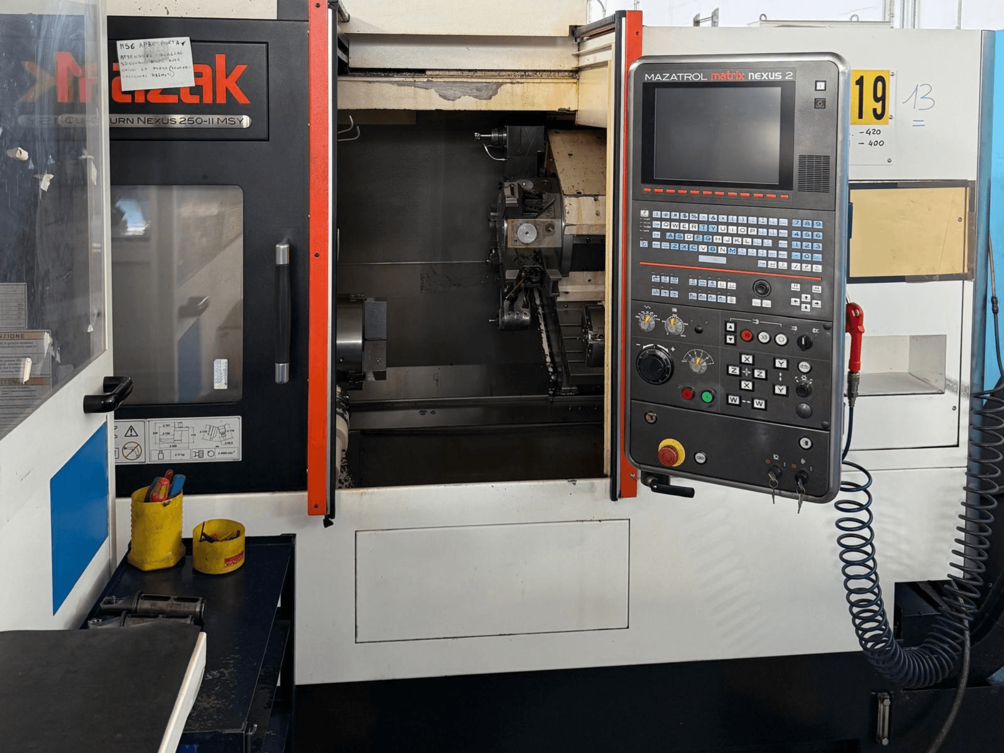 Vooraanzicht van de horizontale draaimachine Mazak QTN 250 II MSY, met het MAZATROL Matrix Nexus 2-bedieningspaneel en de machineonderdelen.