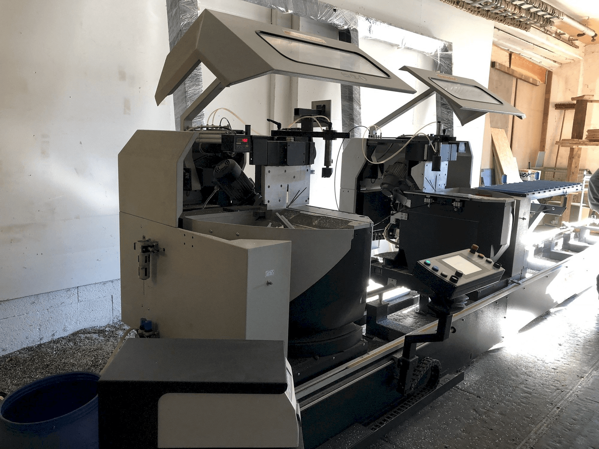 Vooraanzicht van Elumatec DG 244 machine