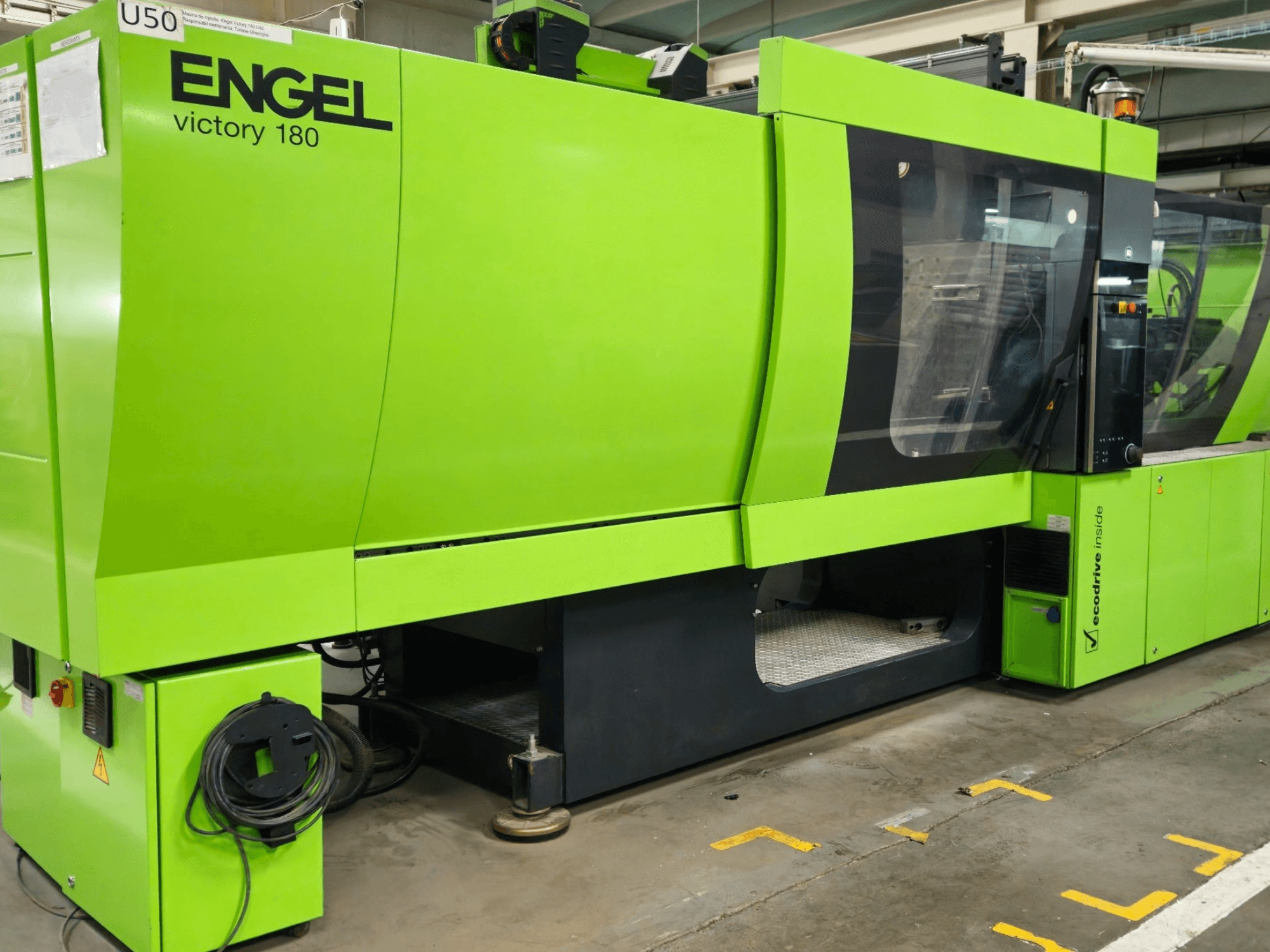 ENGEL Victory 180 spuitgietmachine in helder groen, vooraanzicht met bedieningspaneel en groot kijkvenster.