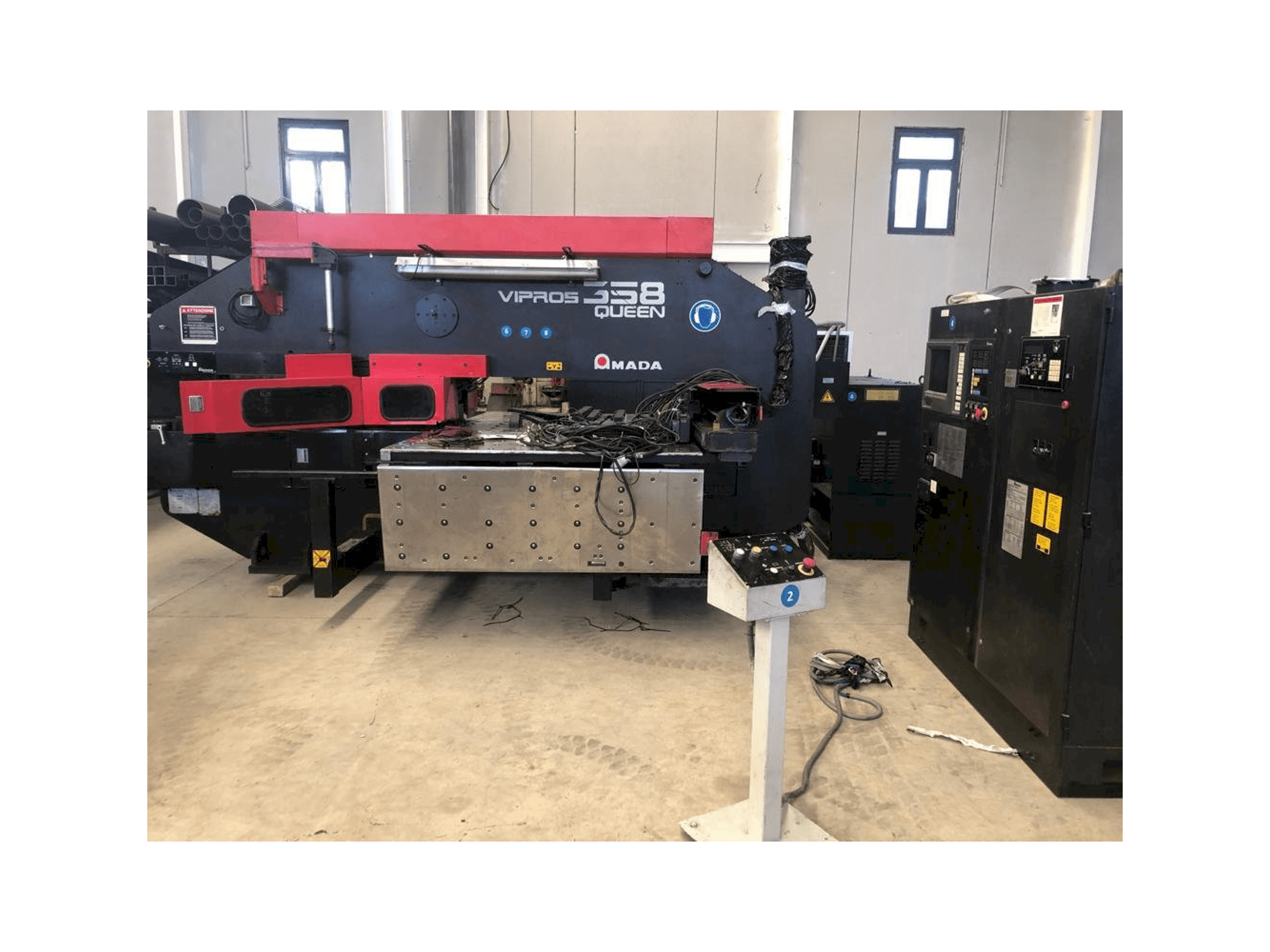 Vooraanzicht van AMADA Vipros 358 Queen machine