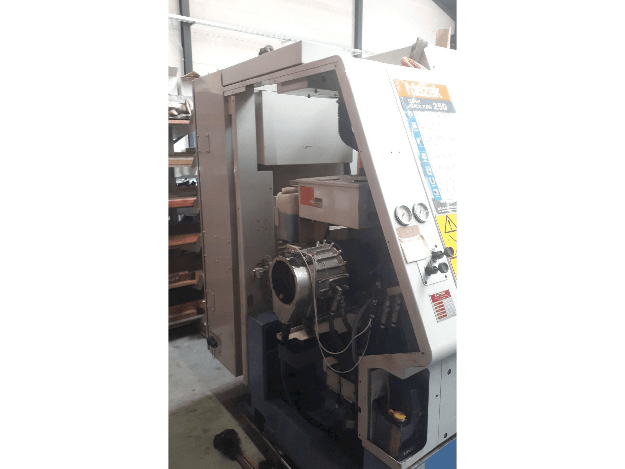 Links zicht van Mazak Super Quick Turn 250 machine