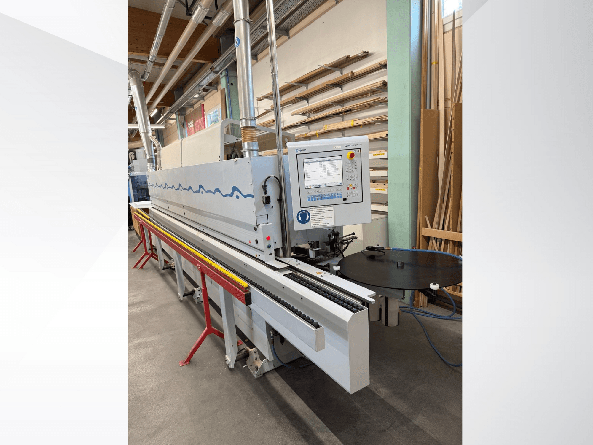 Vooraanzicht van een HolzHer automatische kantenaanlijmmachine met bedieningspaneel, transportsysteem en ronde steuntafel.