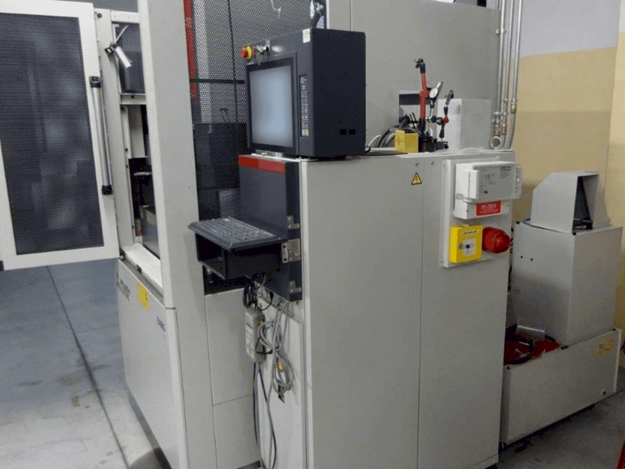 Vooraanzicht van Mitsubishi Electric EA8-S machine