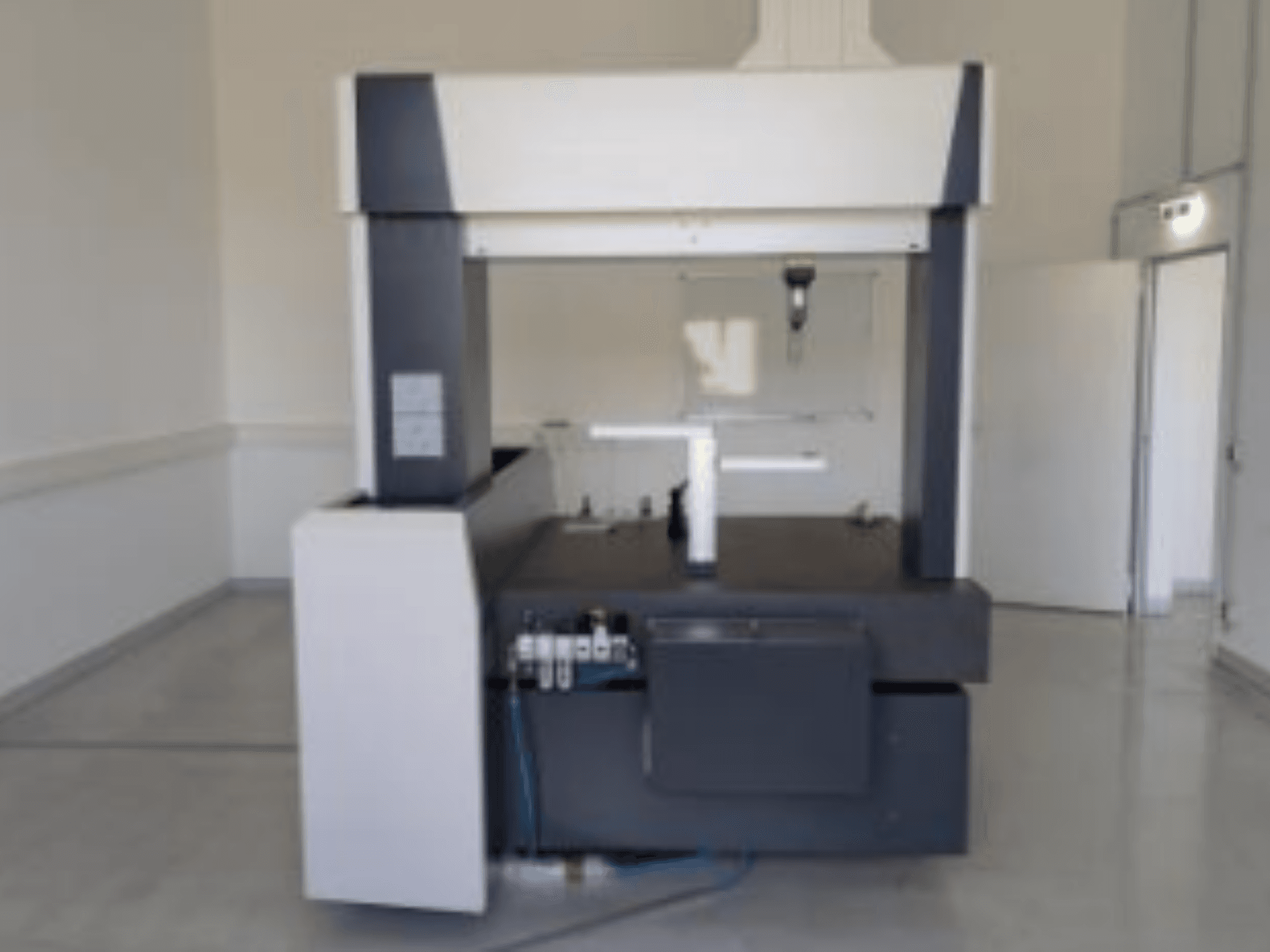ZEISS Contura 9/12/8 RDS CMM, gezien vanaf de voorkant, met een grote meettafel en een bedieningspaneel aan de zijkant.