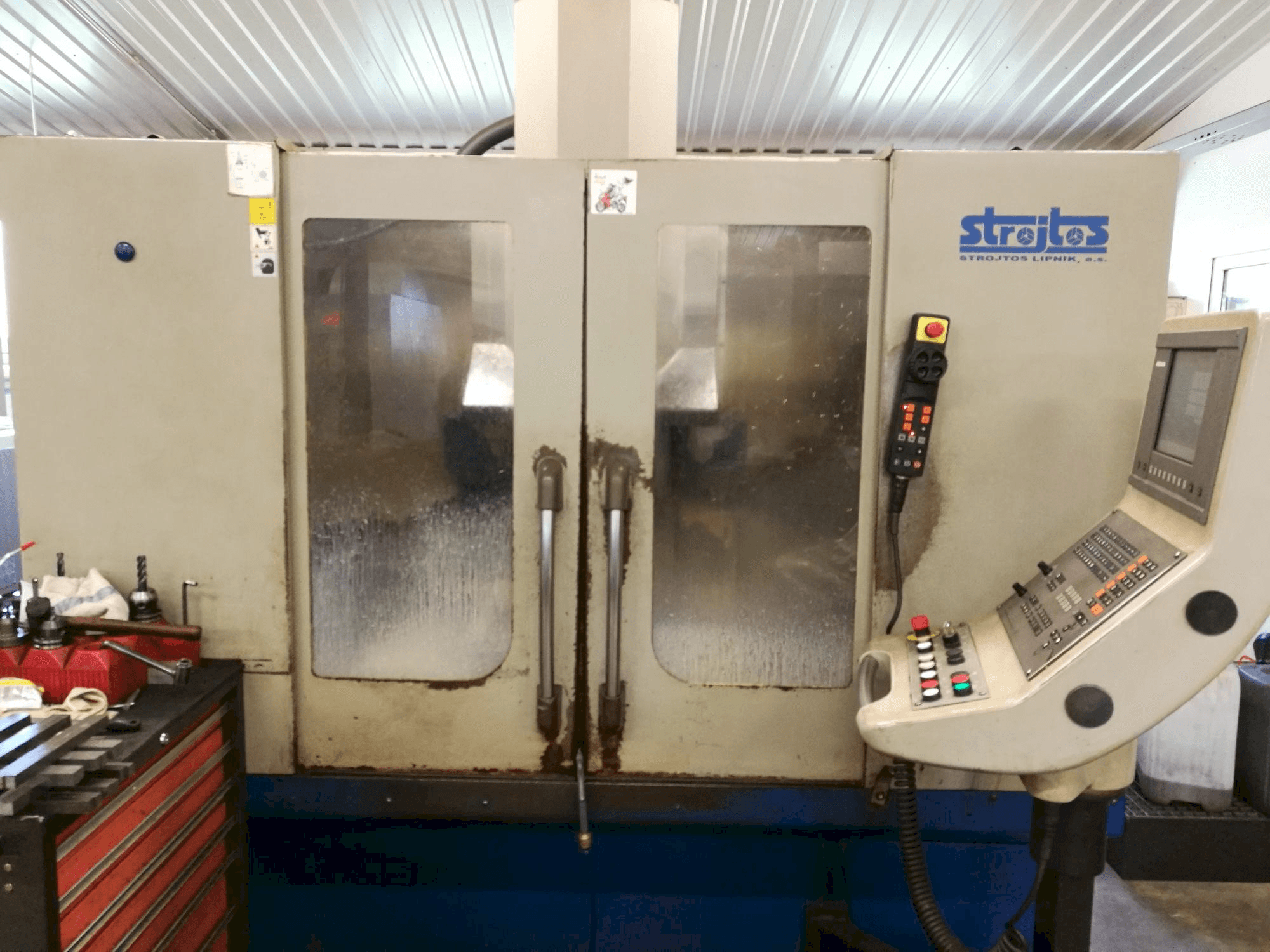 Vooraanzicht van Strojtos VMC 40/8 machine