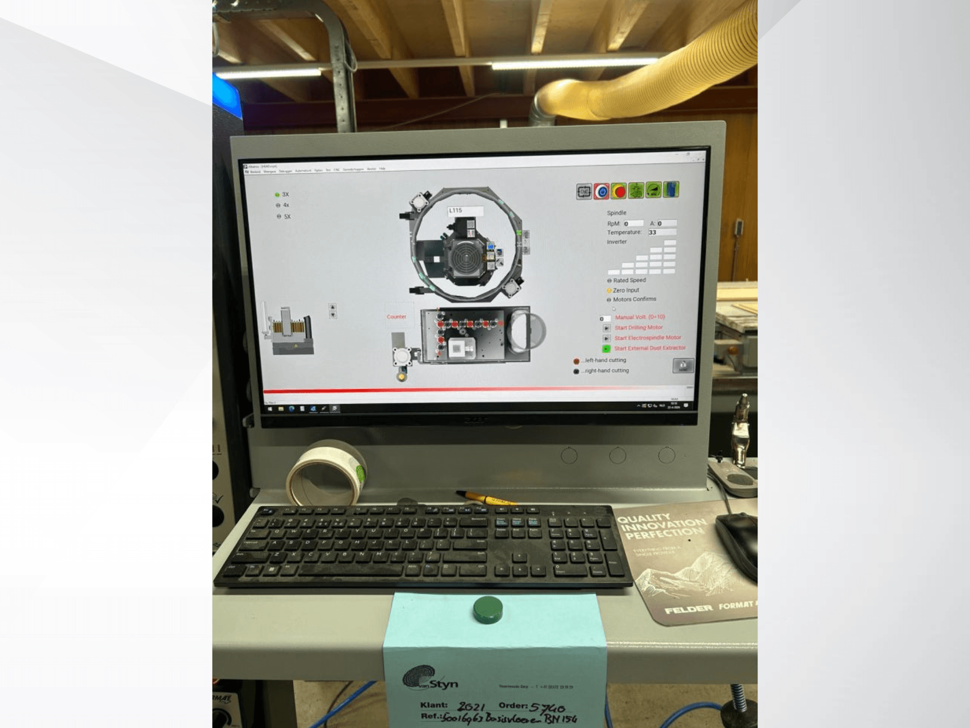 Vooraanzicht van het bedieningspaneel van de FORMAT4 FELDER FORMAT 4 H100 CNC machine met een computerscherm dat operationele details weergeeft.