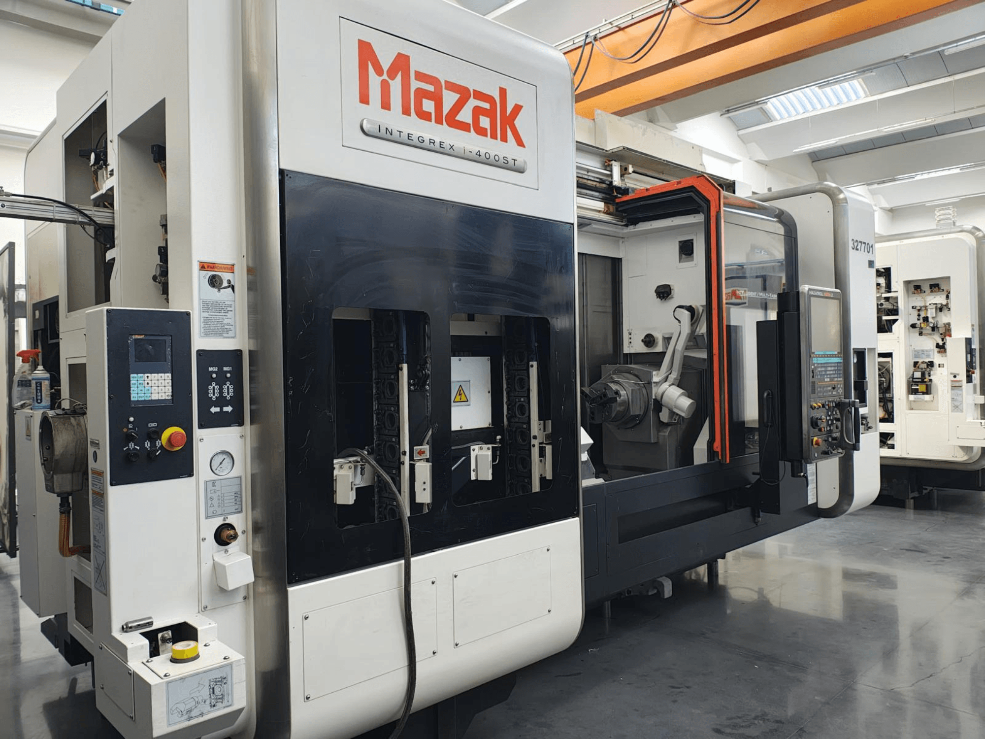 Mazak Integrex 400ST, vooraanzicht; CNC machine met bedieningspaneel, spindels en robotarm zichtbaar in een werkplaats.