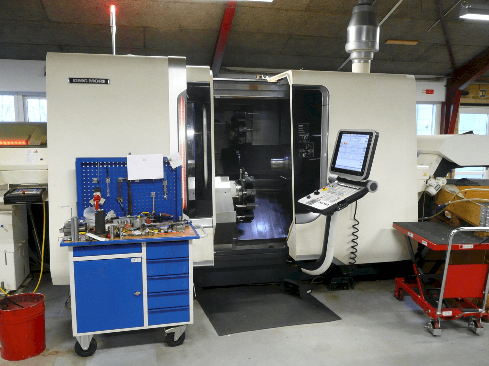 Vooraanzicht van DMG MORI CTX beta 800 A4 machine