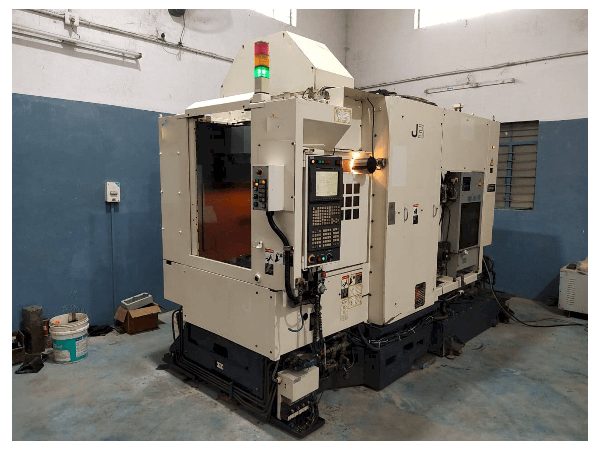 Vooraanzicht van Makino J3 machine