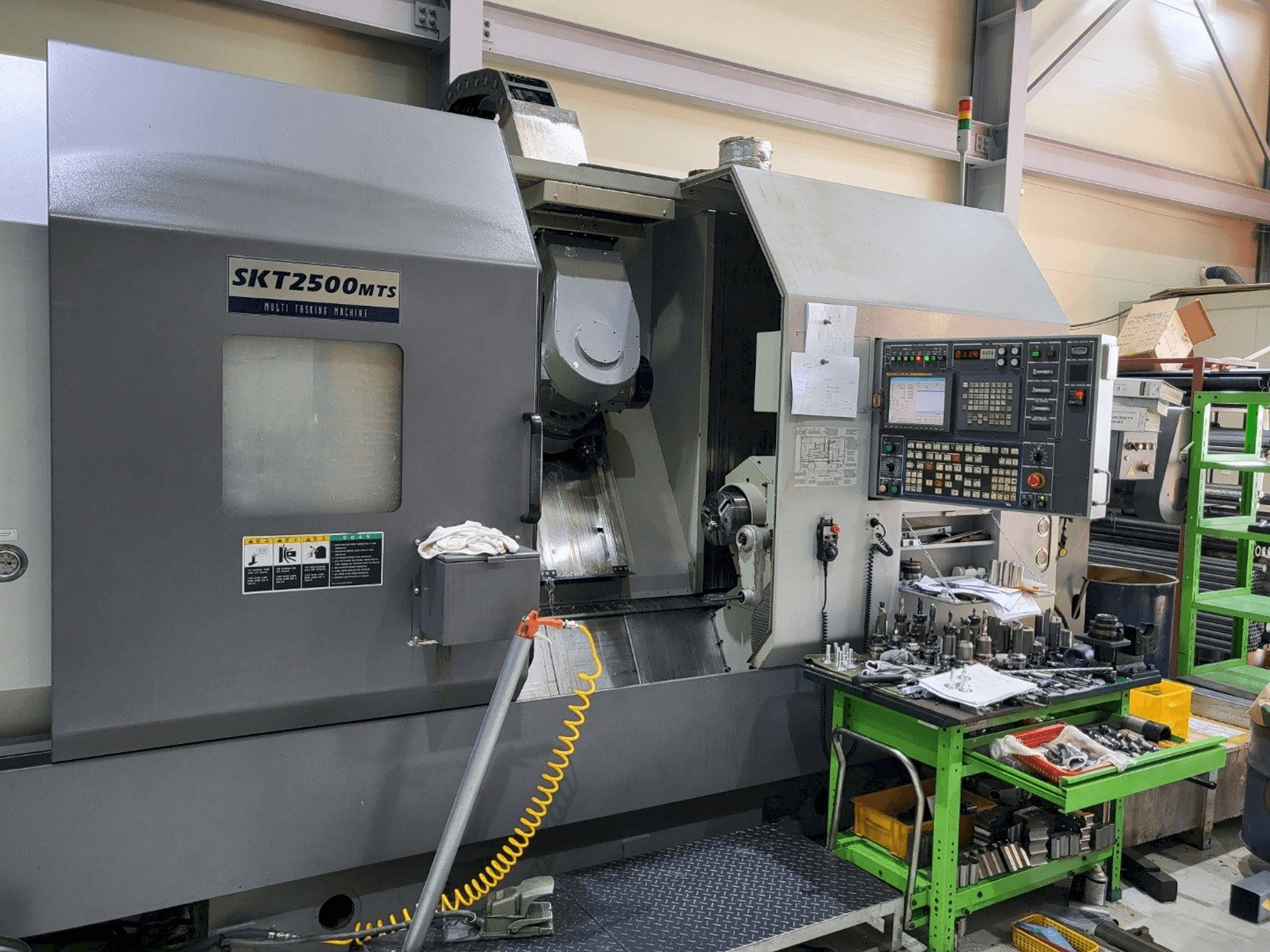 Vooraanzicht van Hyundai Wia SKT2500MTS machine