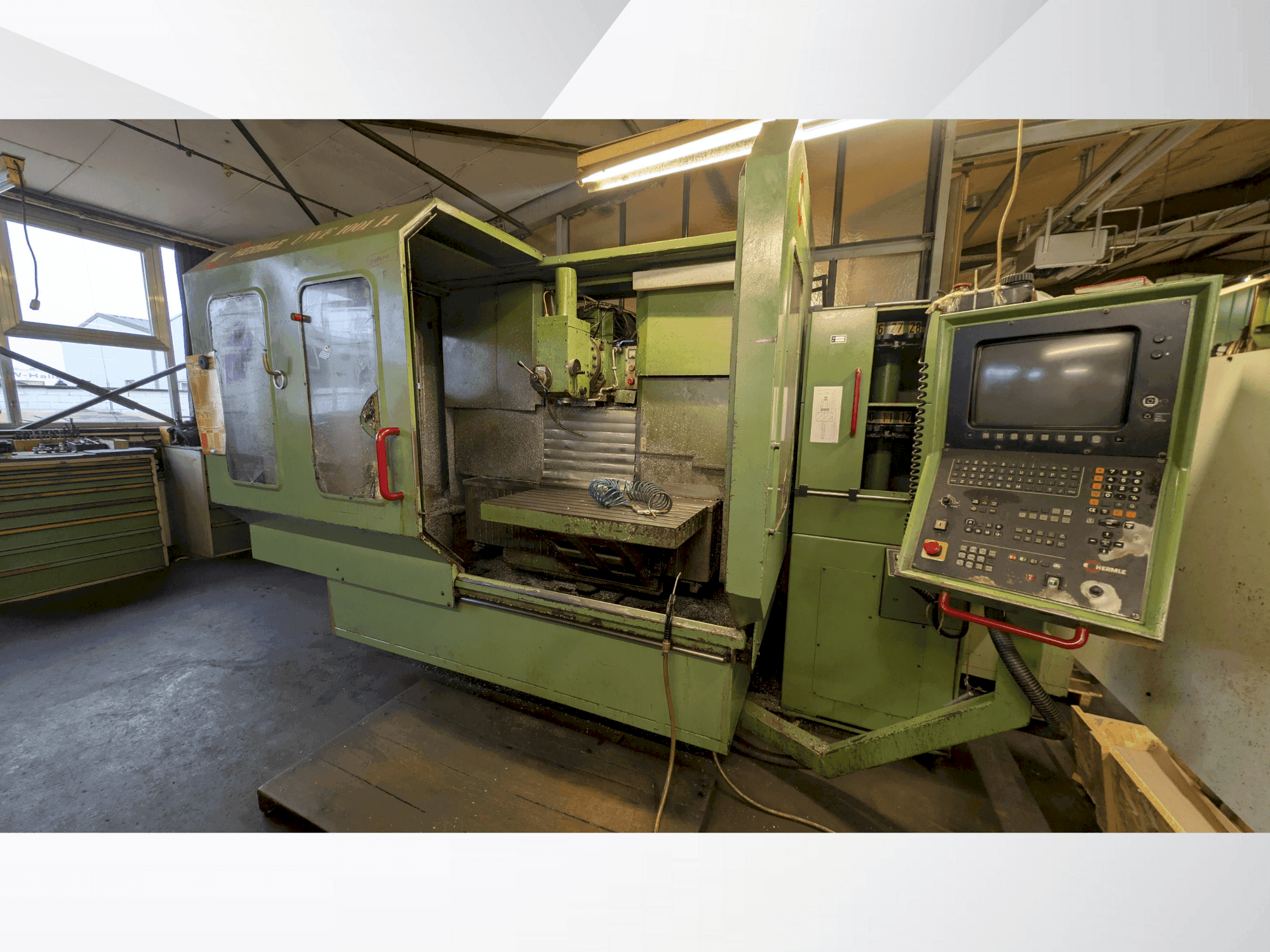 Vooraanzicht van HERMLE 1001 machine