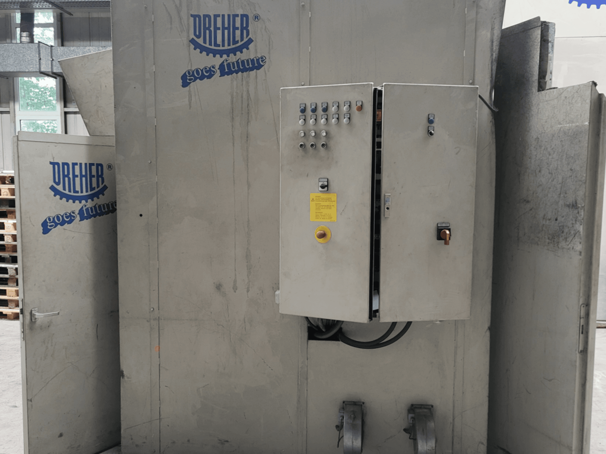 DREHER S 42/65 GFS-15 GR kunststofverwerkingsmachine, vooraanzicht met bedieningspaneel en merknaam, in een industriële omgeving.