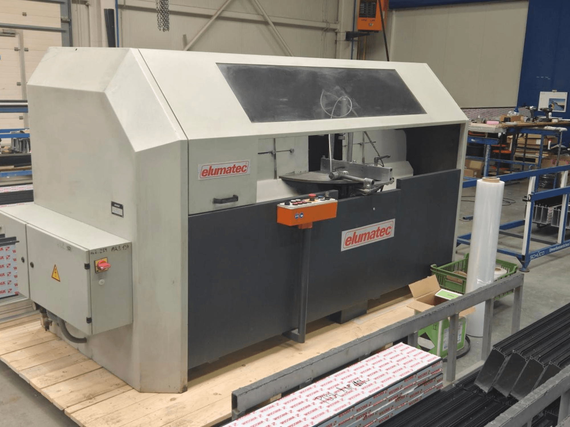 Elumatec metaalcirkelzaag AKS 134, vooraanzicht, met het bedieningspaneel en zaaggedeelte op een houten platform.