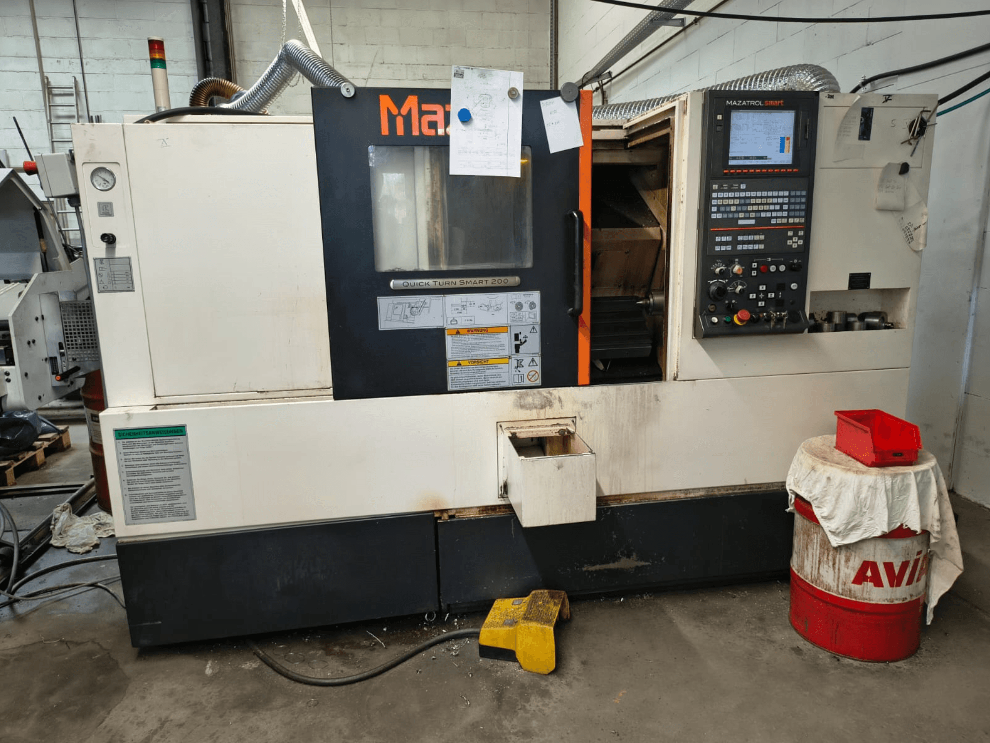 Mazak Quick Turn Smart 200, horizontale draaimachine, vooraanzicht met bedieningspaneel, koelvloeistoftank en zichtbare markeringen.
