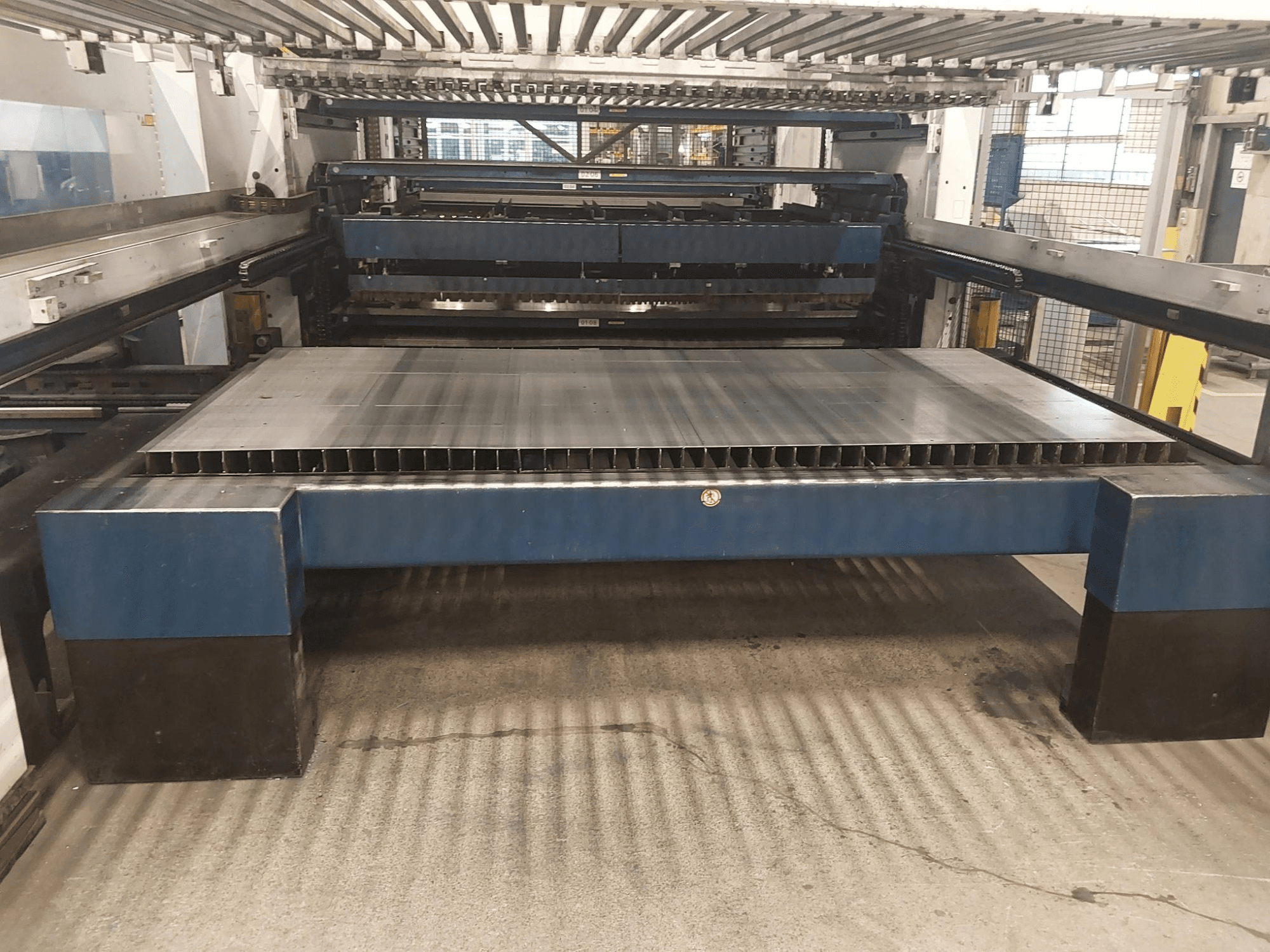 Vooraanzicht van TRUMPF TruLaser 3030 L20 CO2 lasersnijmachine met groot snijbed en ondersteuningsstructuur.