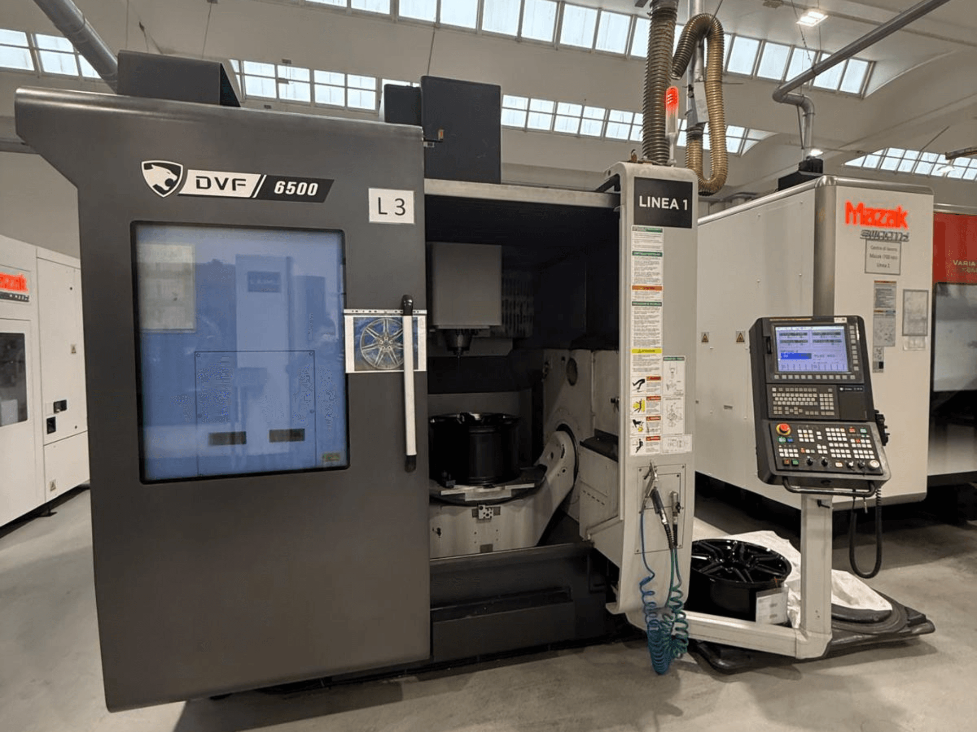 DVF 6500 CNC machine, vooraanzicht, met bedieningspaneel en binnenruimte met een opspaninrichting.