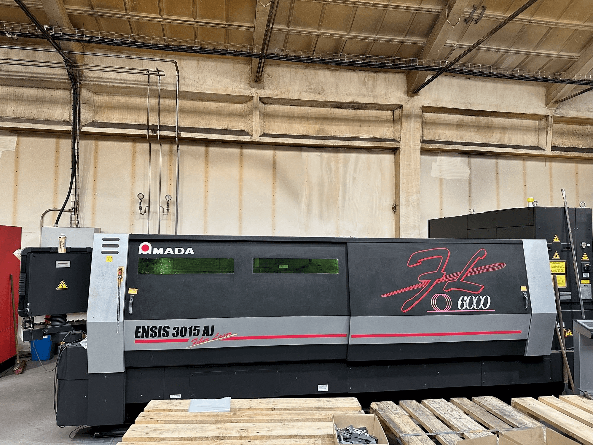 Vooraanzicht van AMADA ENSIS-3015 AJ machine