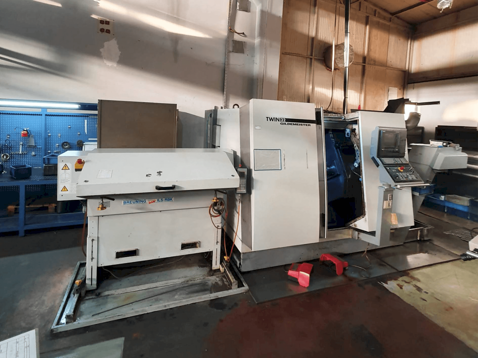 Vooraanzicht van Gildemeister TWIN 32 machine